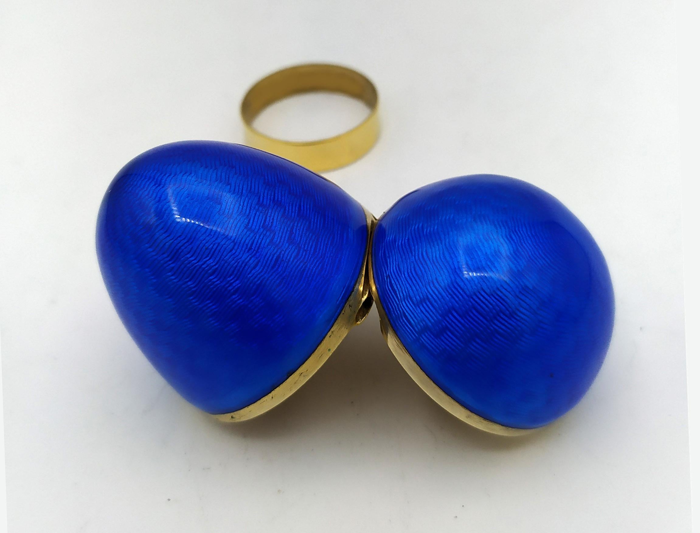 Pequeño huevo de plata de ley 925/1000 bañado en oro con esmalte al fuego translúcido sobre guilloché, estilo Imperio Ruso inspirado en los huevos de Carl Fabergé, finales del siglo XIX, principios del XX. Diámetro del huevo cm. 3,5 de altura cm.