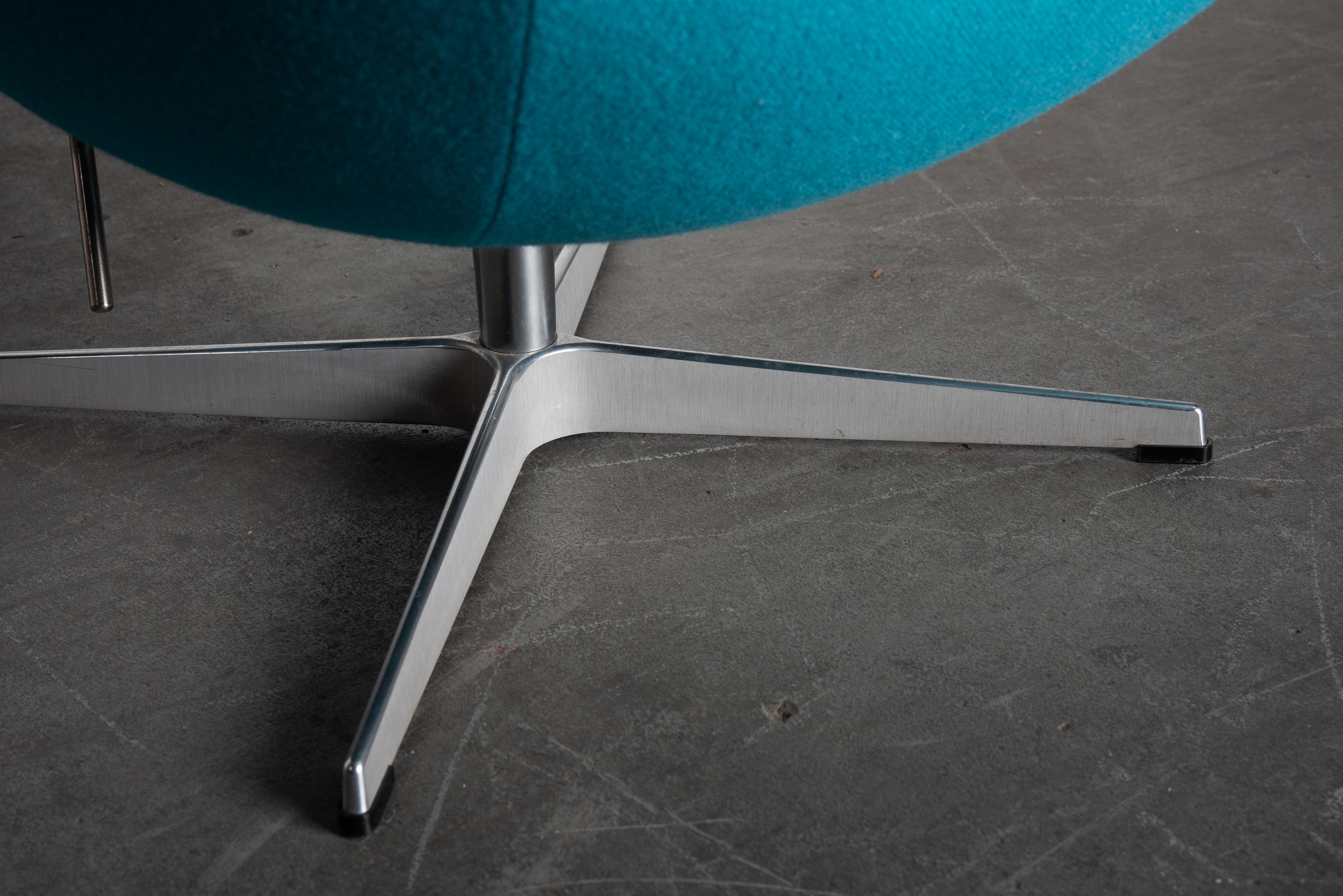 'Egg' Swivel Chair by Arne Jacobsen for Fritz Hansen, Signed 3