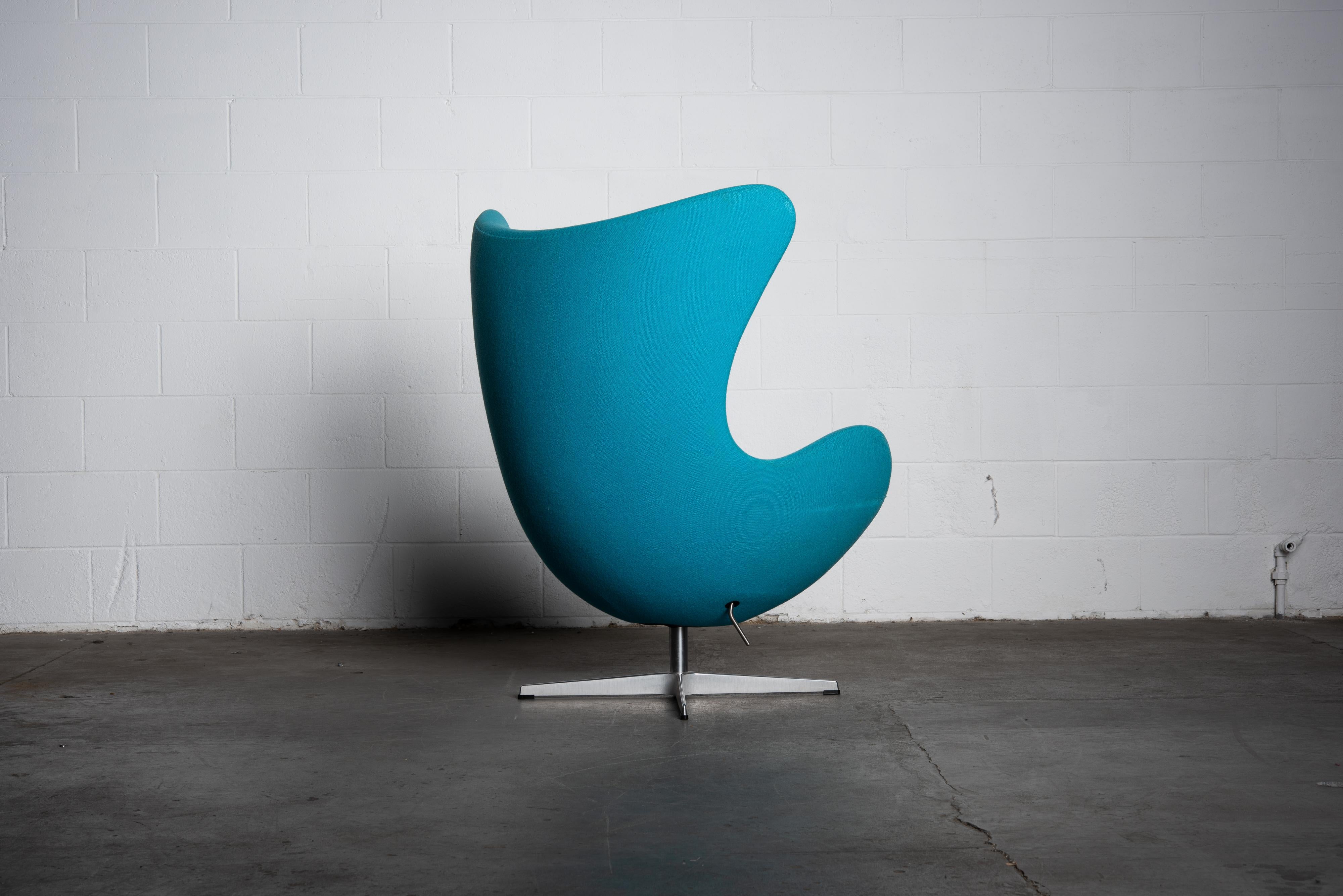 Mid-Century Modern 'Egg' Swivel Chair by Arne Jacobsen for Fritz Hansen, Signed
