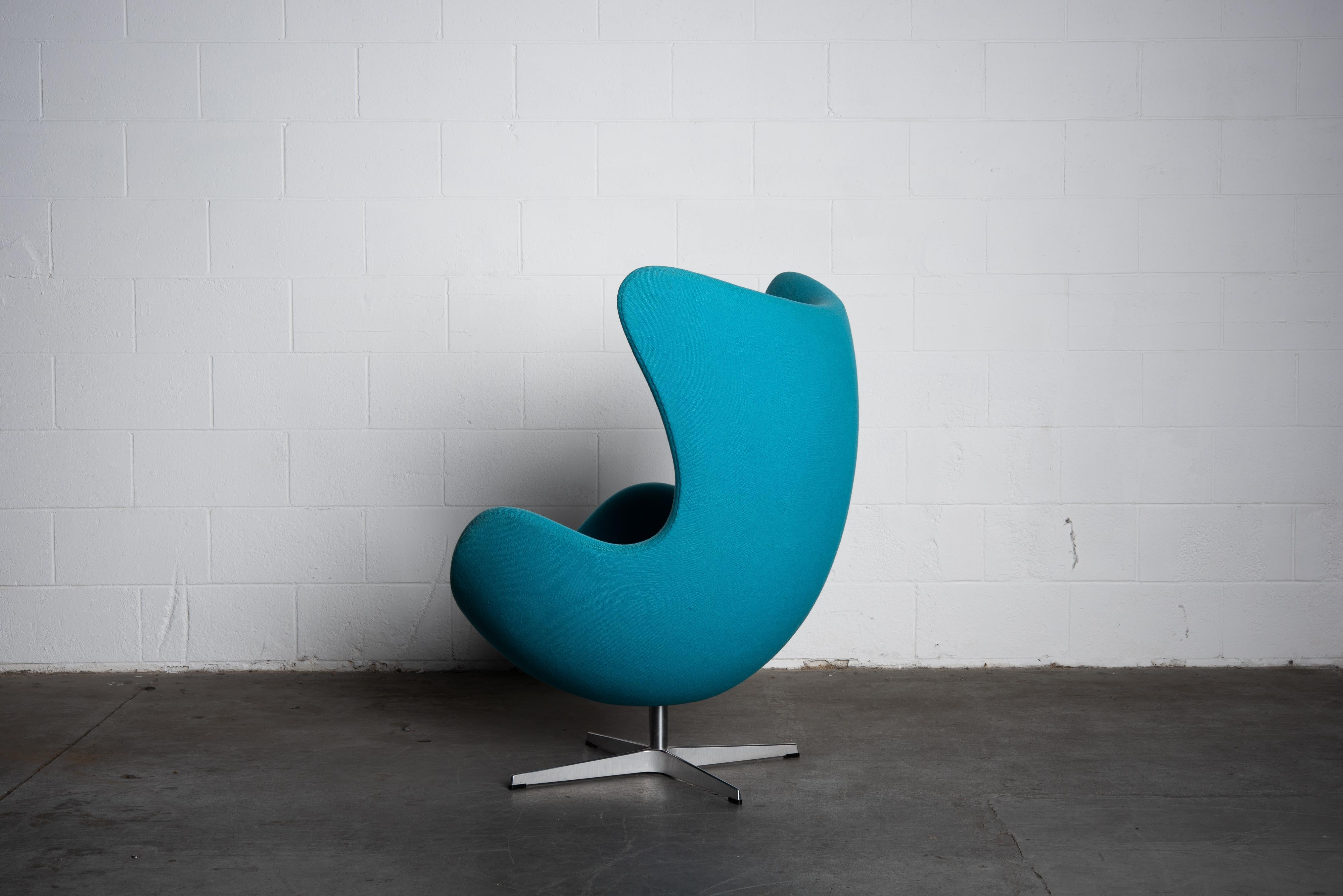 'Egg' Swivel Chair by Arne Jacobsen for Fritz Hansen, Signed In Good Condition In Los Angeles, CA