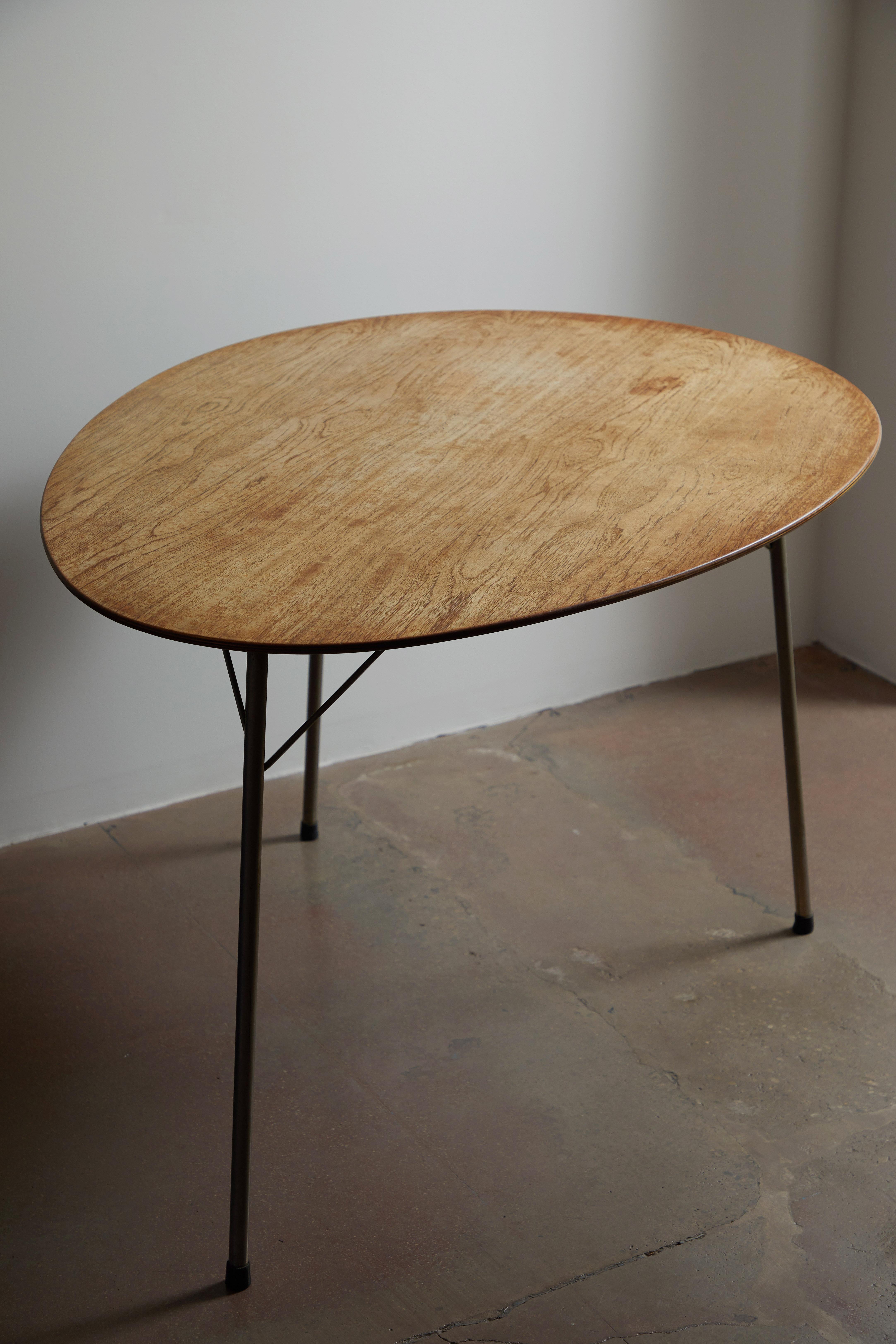 Rare Egg table, model 3603 by Arne Jacobsen for Fritz Hansen. Made in USA, circa 1952.