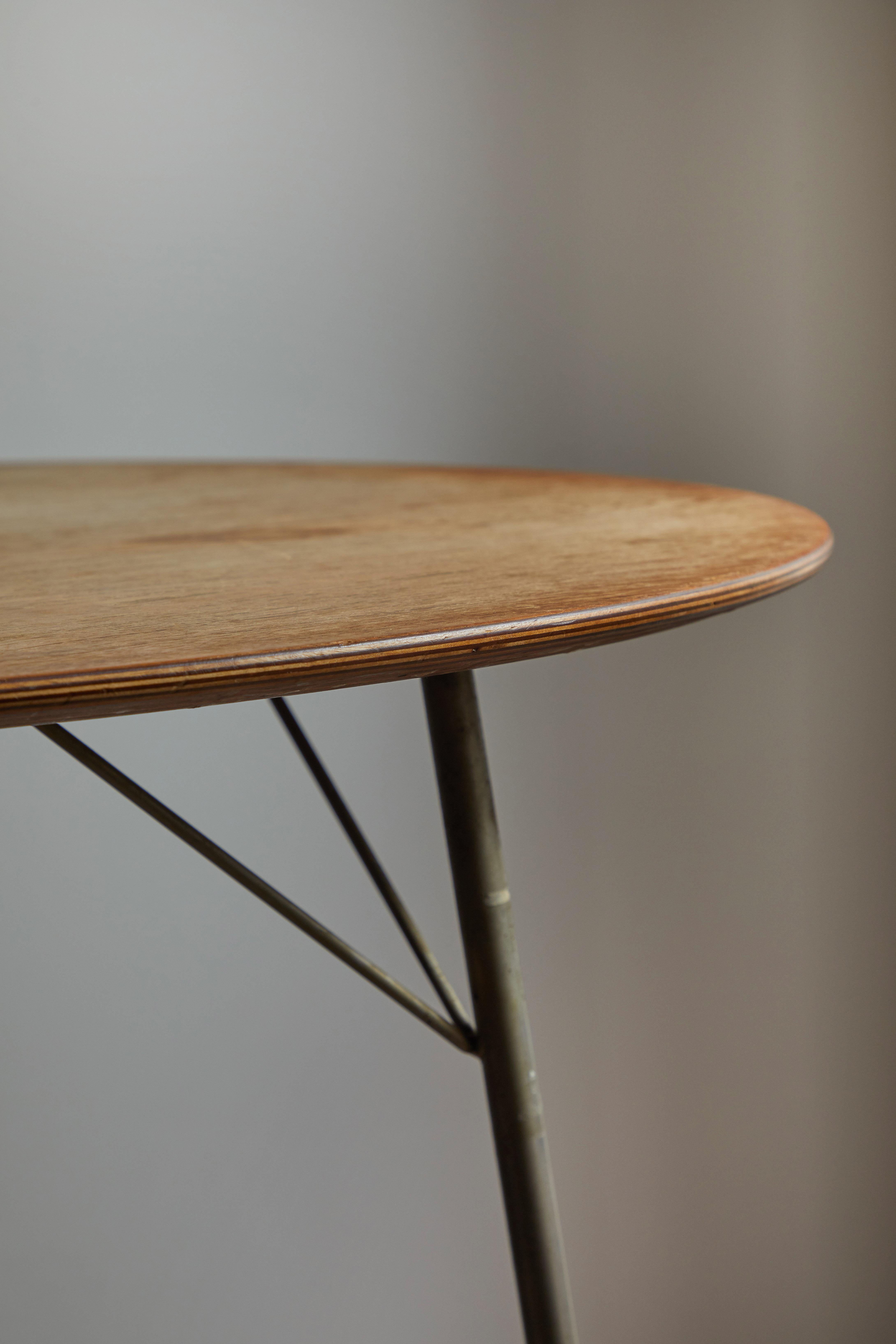 arne jacobsen egg table