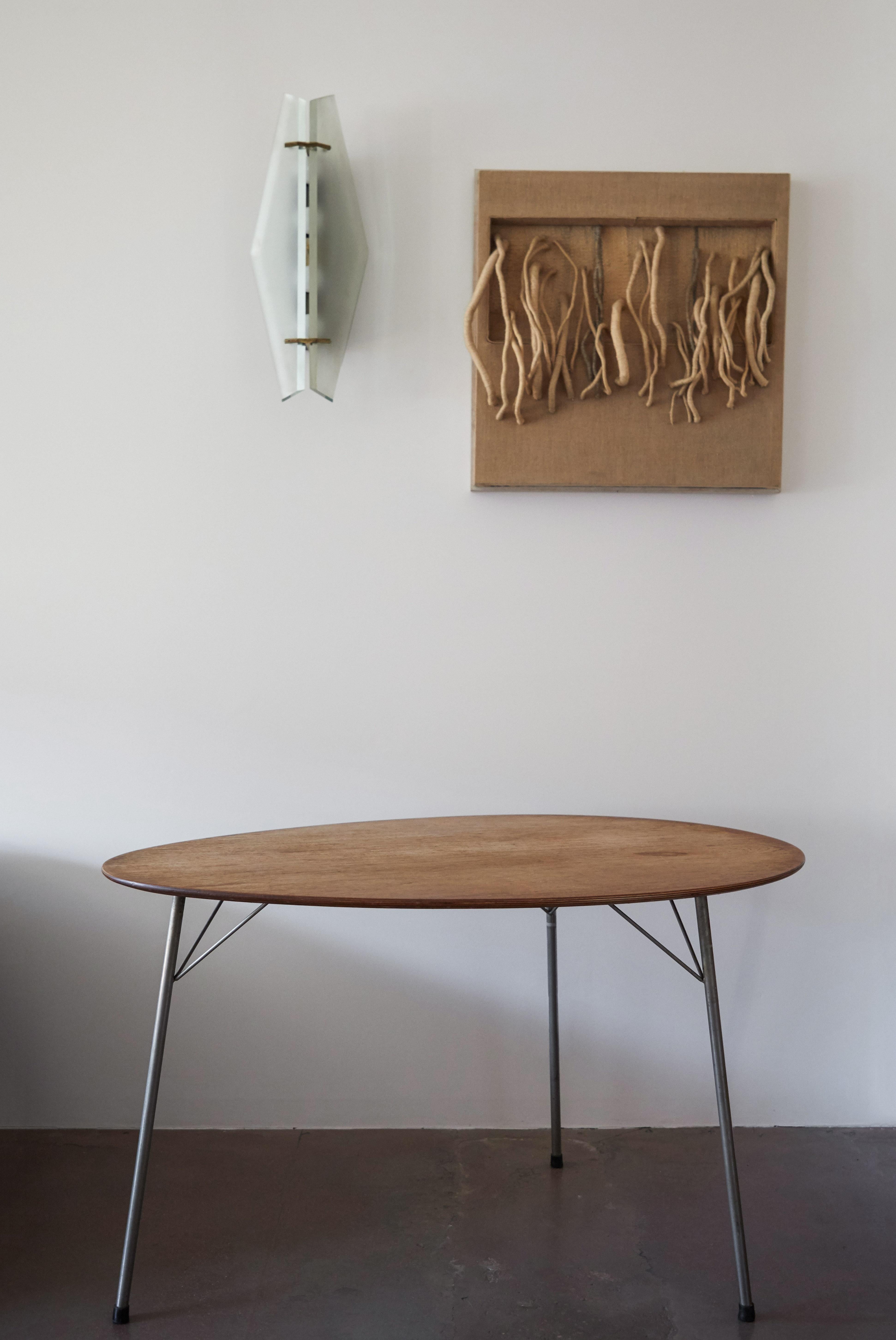 Mid-20th Century Egg Table by Arne Jacobsen for Fritz Hansen