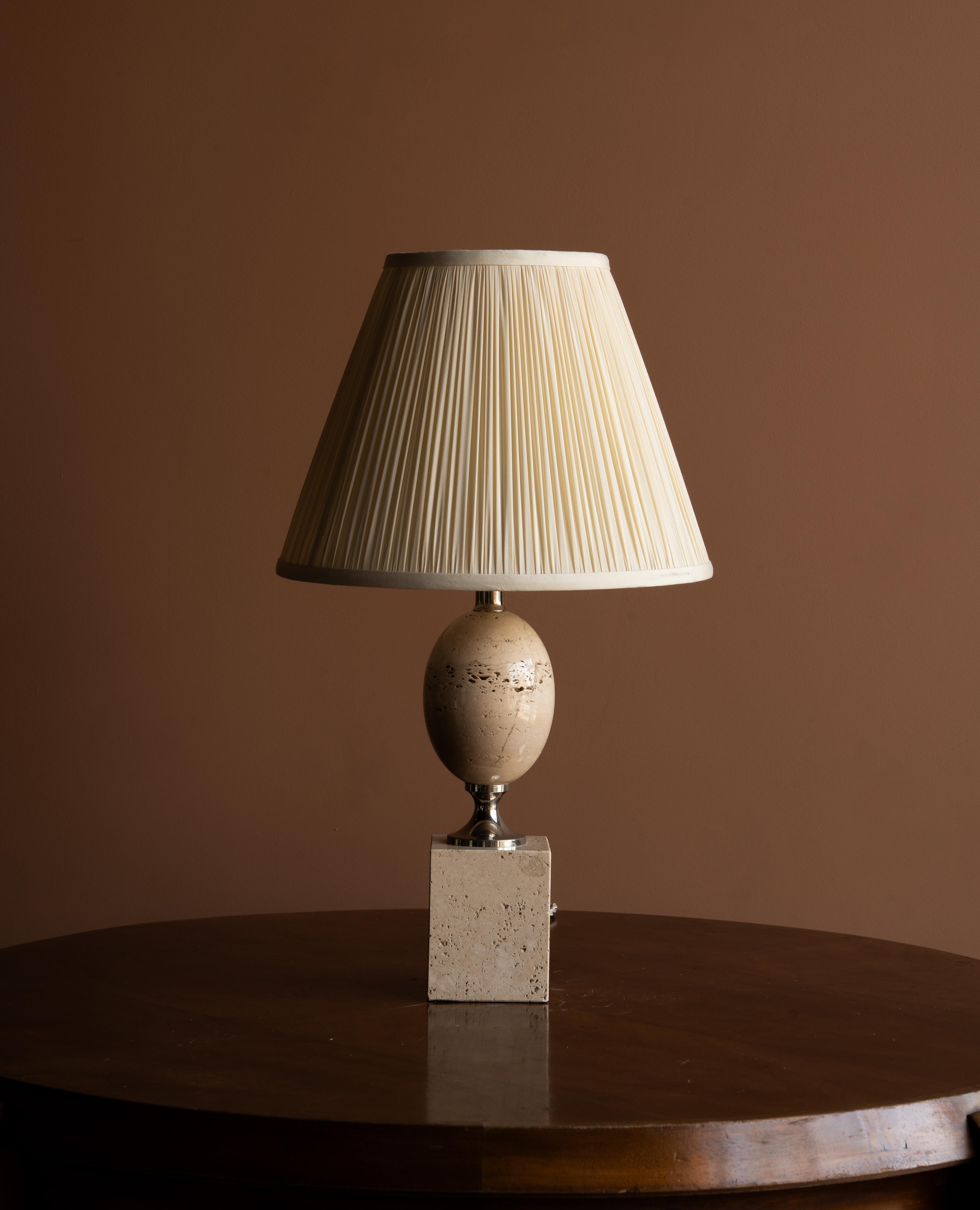 Cette lampe de table audacieuse et sculpturale, conçue par le célèbre Philippe Barbier pour la Maison Barbier, est un exemple étonnant de son approche visionnaire du design. Connu pour sa maîtrise de l'art et de la fonction, Barbier crée des pièces