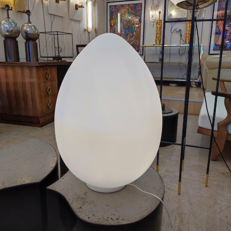Egg Table Lamp in White Frosted Glass For Sale 3