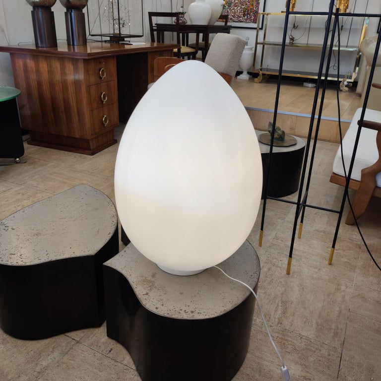 Egg Table Lamp in White Frosted Glass For Sale 4