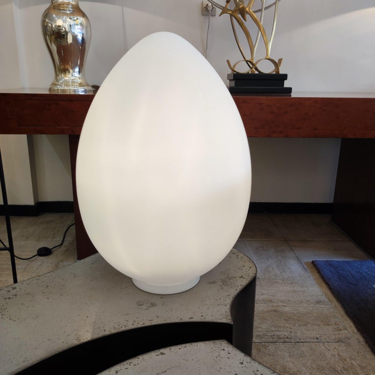 Egg Table Lamp in White Frosted Glass For Sale 7