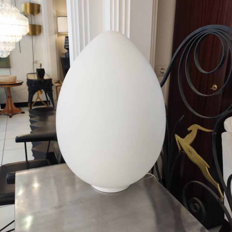 Egg table lamp in white frosted glass ( E26/E27 wired, eur/usa)
One bulb. Foot in white painted metal.
A pair available upon request.