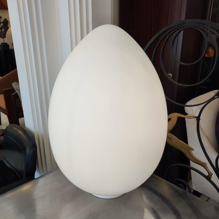 Egg Table Lamp in White Frosted Glass In Excellent Condition For Sale In Saint-Ouen, FR