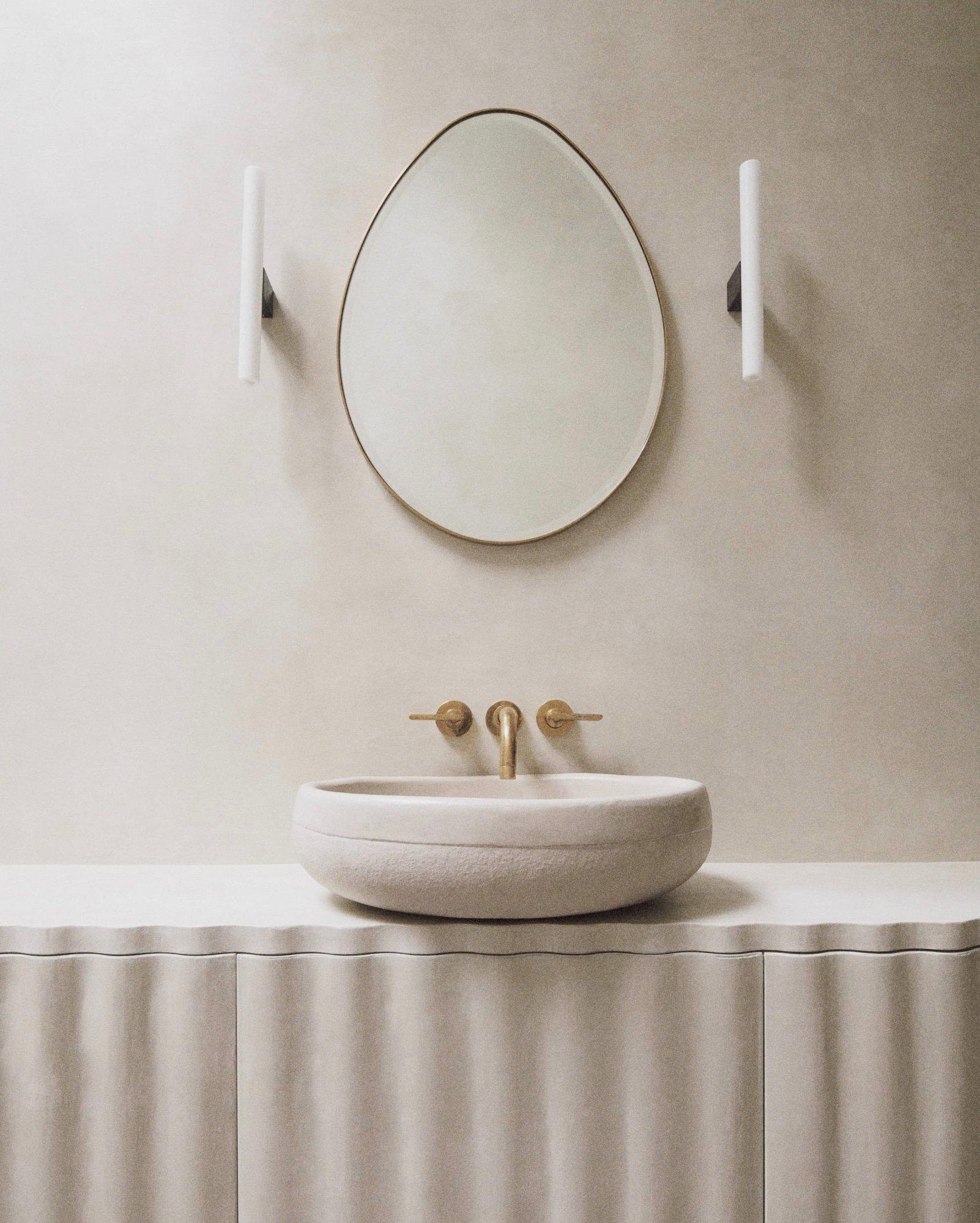 Miroir mural en acier noirci et verre biseauté teinté bronze. Fabriqué à la main dans le Nord, sur commande. Des tailles et des finitions personnalisées sont disponibles. Collaboration avec Lind + Almond.

Fourni avec deux points de fixation à vis