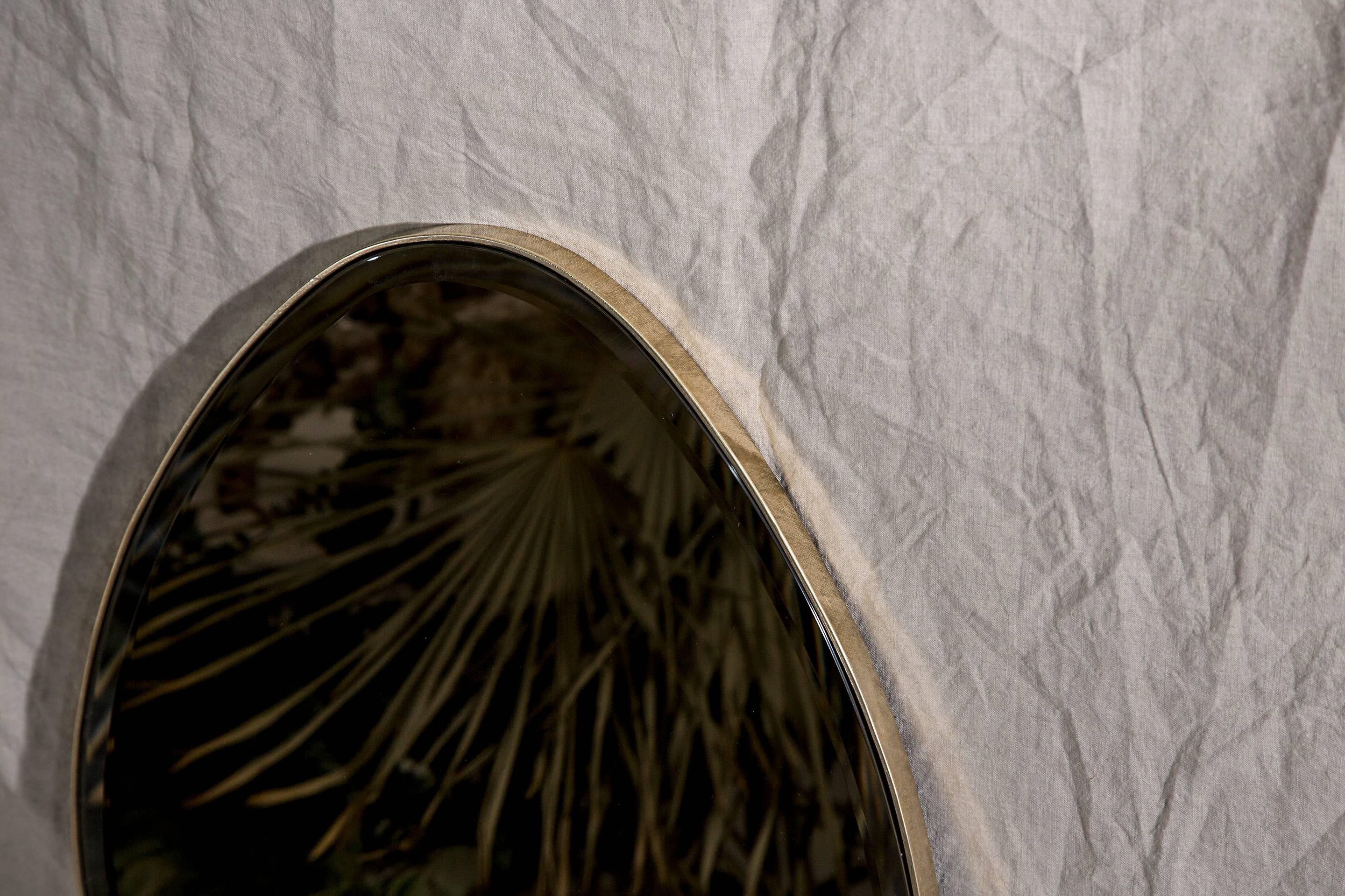 Minimaliste Miroir mural en forme d'œuf - Laiton poli - Fabriqué à la main en Grande-Bretagne - Petit - Prêt à être expédié en vente