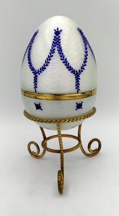 Salimb russe de style Art Nouveau blanc œuf avec guirlandes bleues