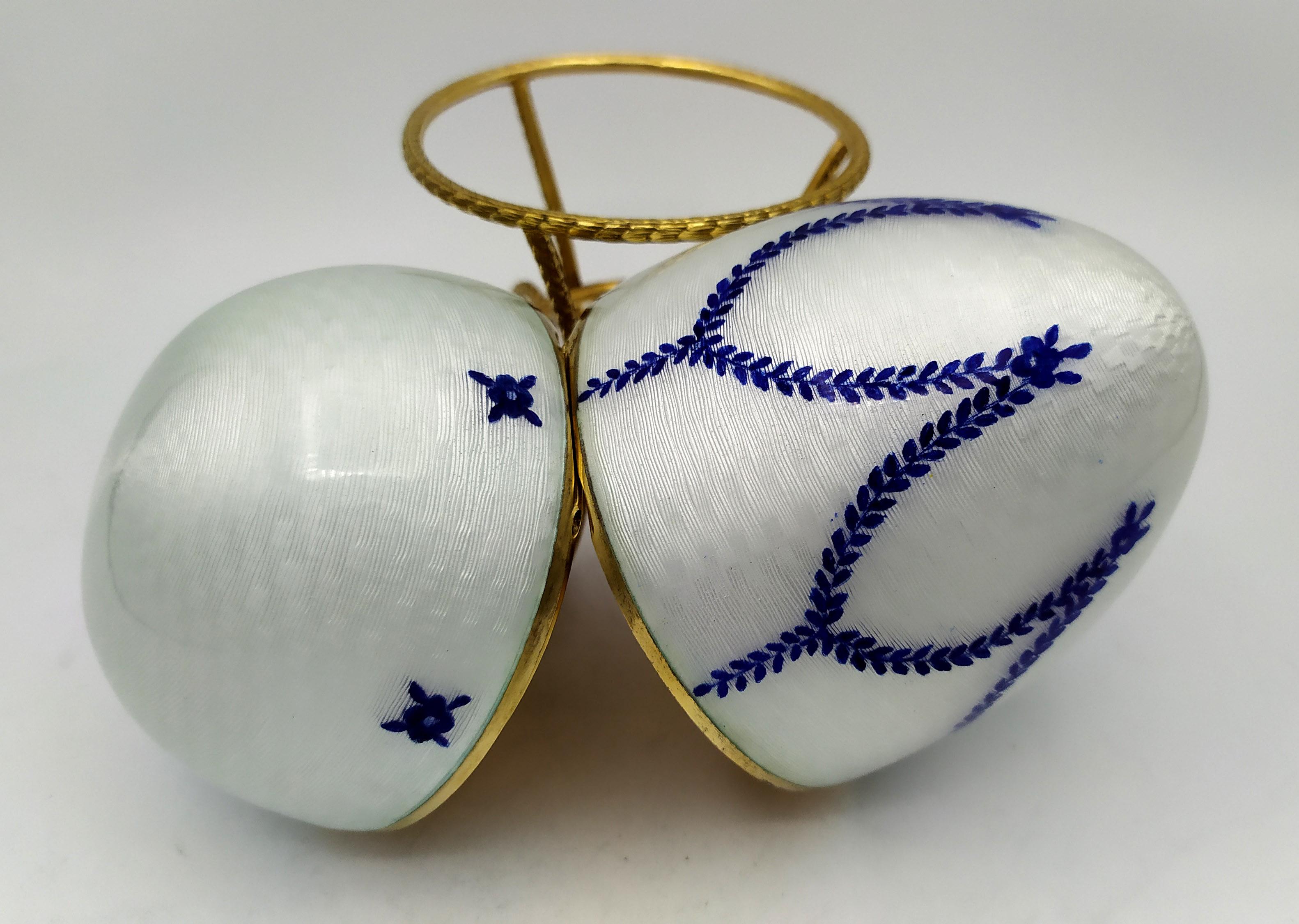 Salimb russe de style Art Nouveau blanc œuf avec guirlandes bleues Excellent état - En vente à Firenze, FI