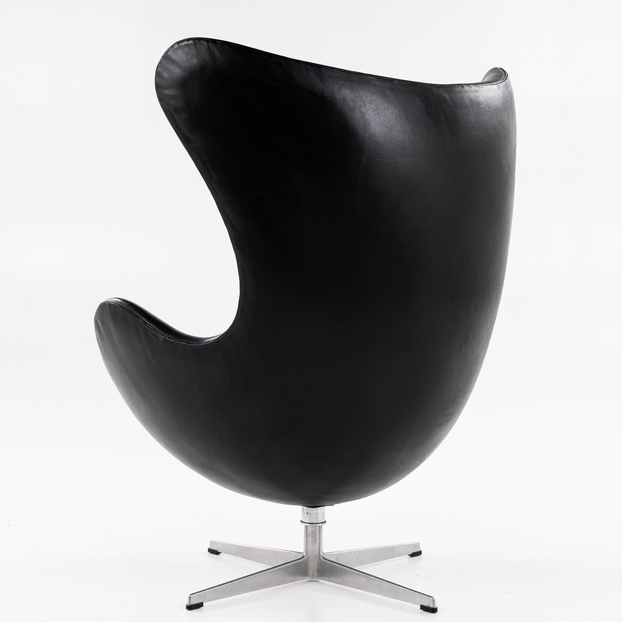 Danois Œuf avec repose-pieds d'Arne Jacobsen en vente