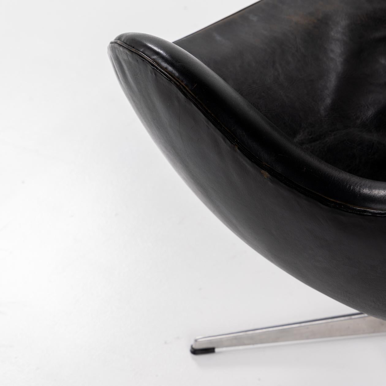 Patiné Œuf avec repose-pieds d'Arne Jacobsen en vente