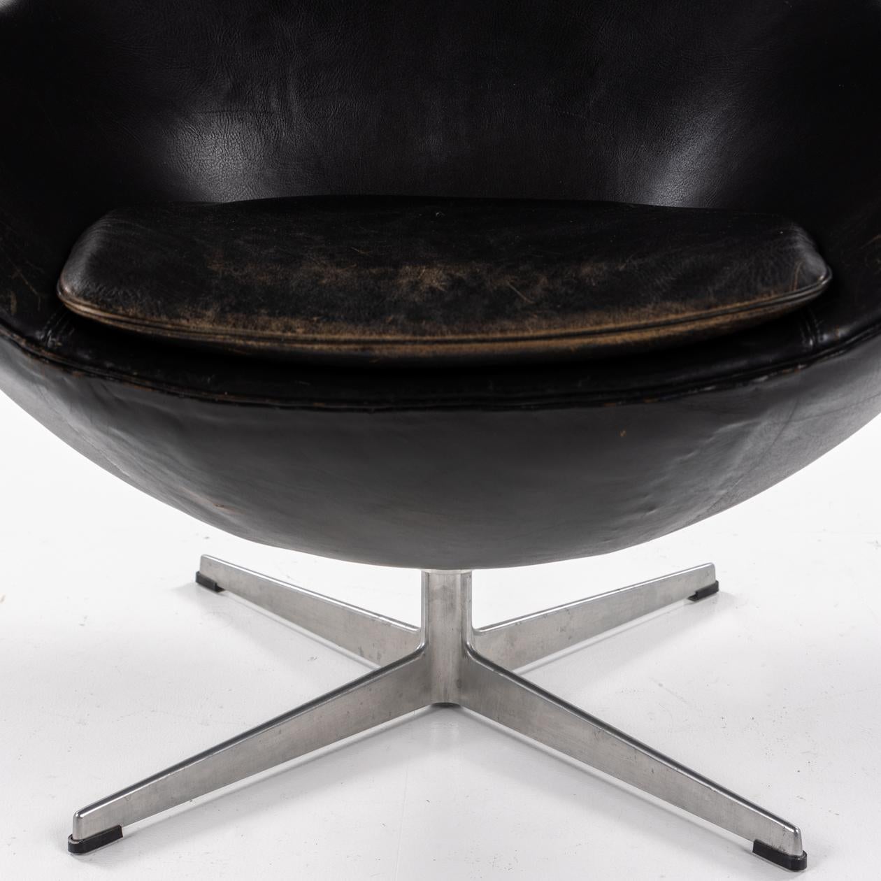Egg with footstool by Arne Jacobsen In Good Condition For Sale In Copenhagen, DK