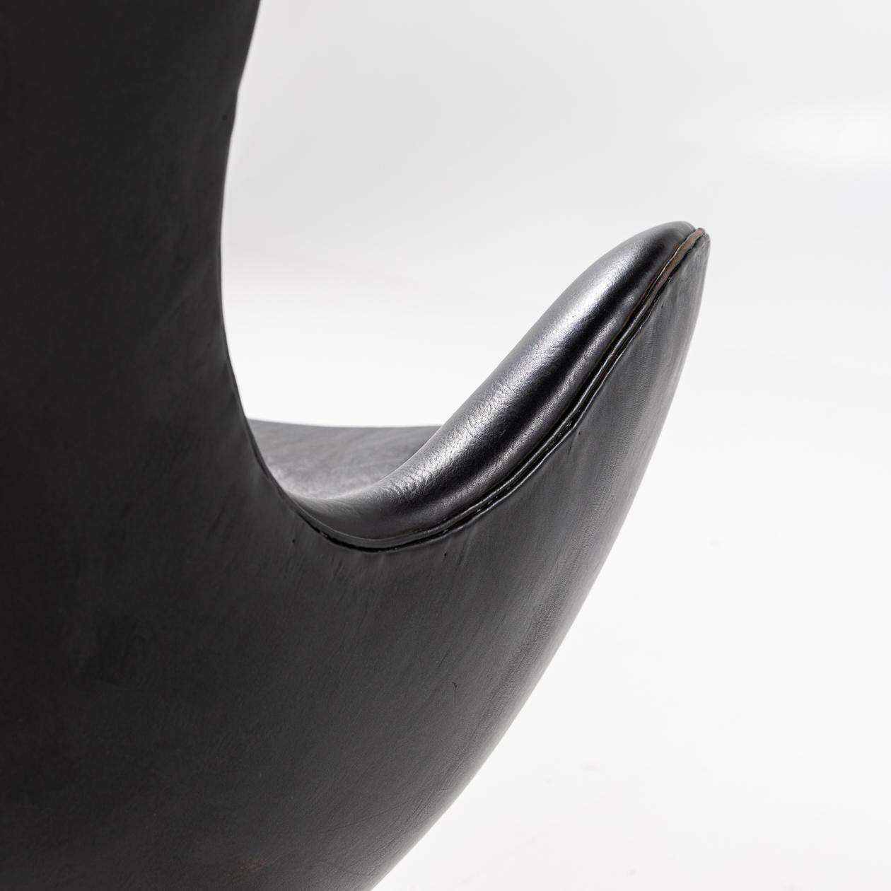 20ième siècle Œuf avec repose-pieds d'Arne Jacobsen en vente