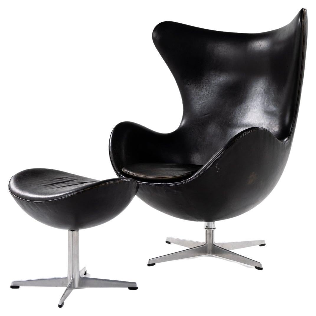Egg with footstool by Arne Jacobsen