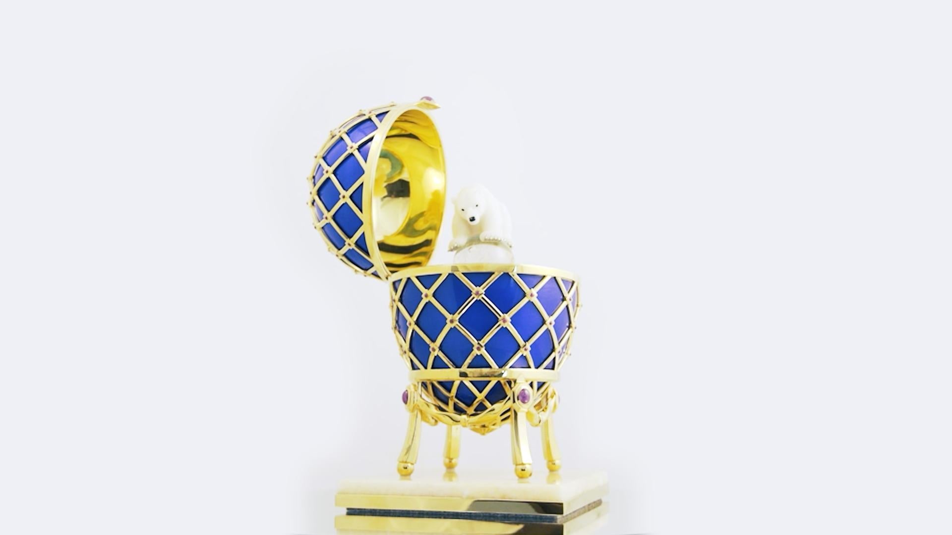 Uovo con orso polare, Vermeil,  Smalto blu, 32 diamanti, 90 rubini, cristallo di rocca in vendita 4