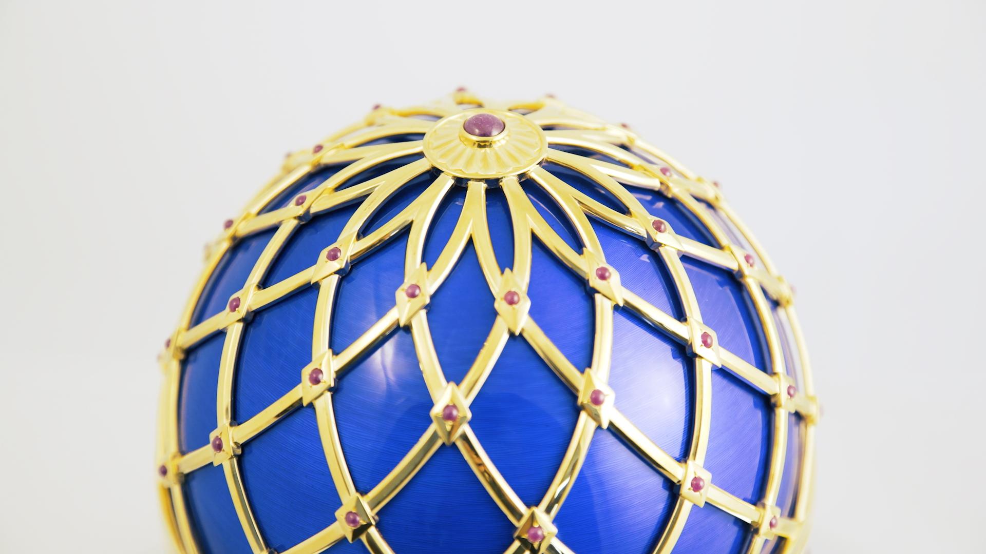 Uovo con orso polare, Vermeil,  Smalto blu, 32 diamanti, 90 rubini, cristallo di rocca in vendita 8