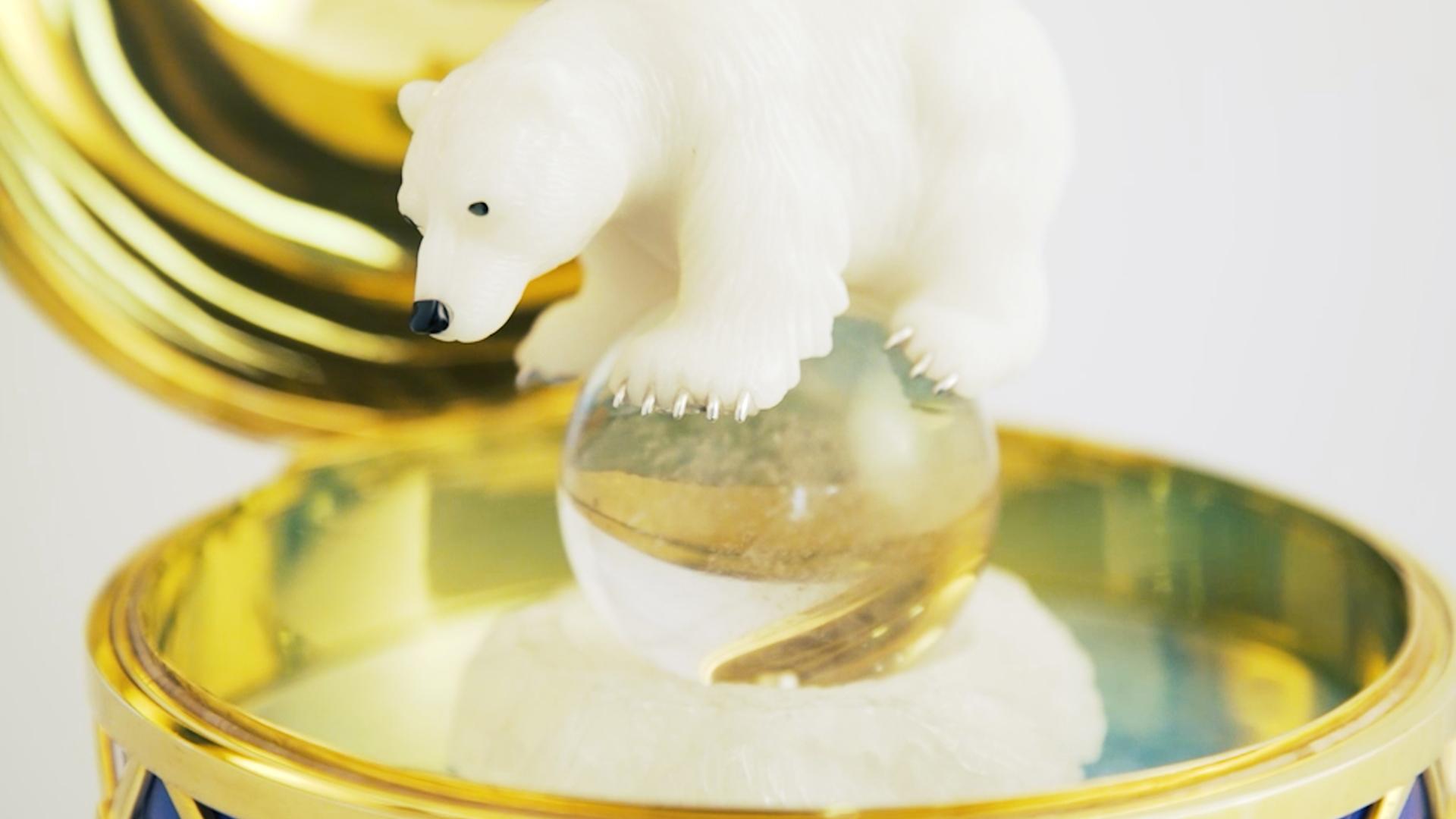 Uovo con orso polare, Vermeil,  Smalto blu, 32 diamanti, 90 rubini, cristallo di rocca in vendita 9