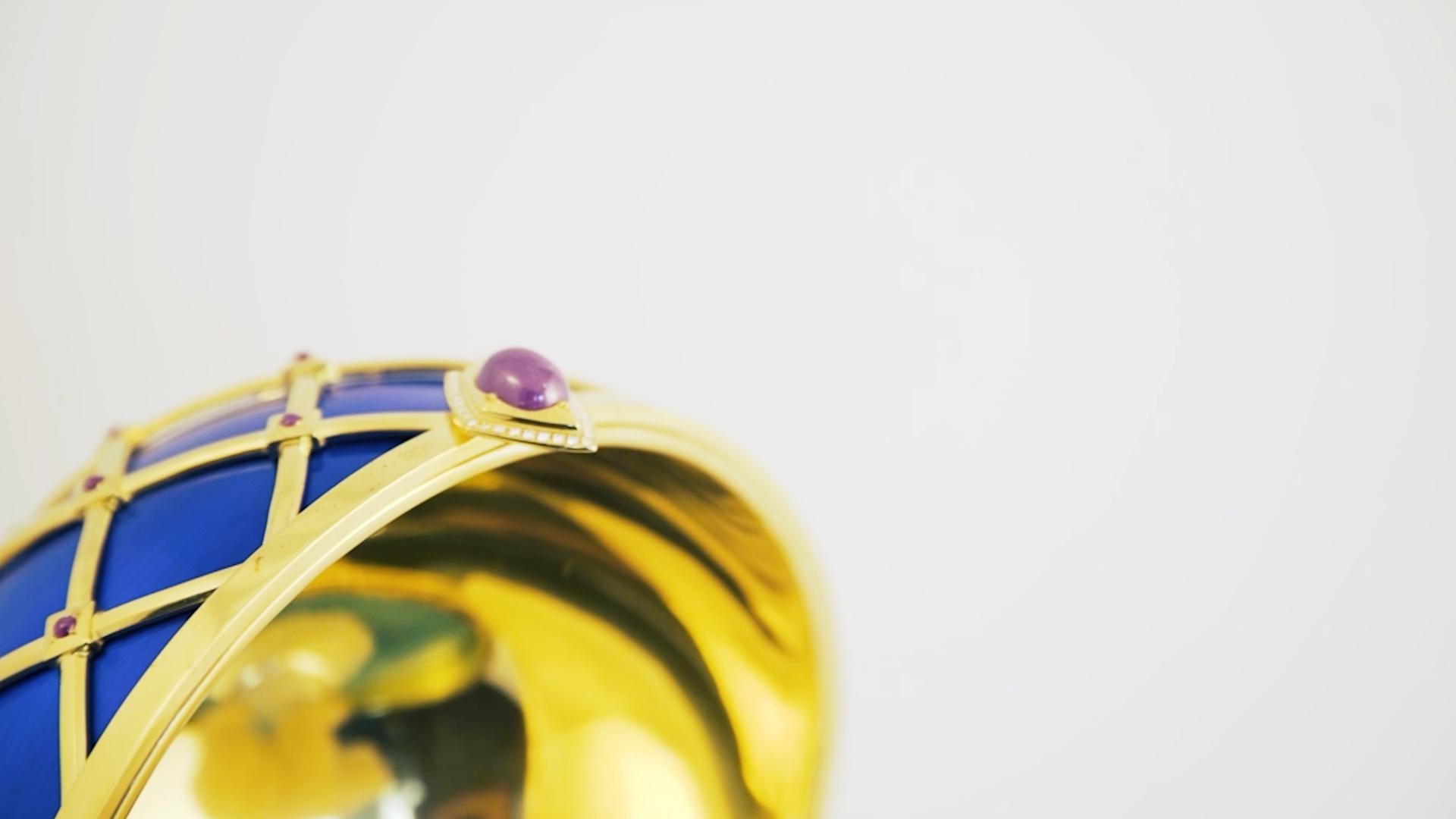 Uovo con orso polare, Vermeil,  Smalto blu, 32 diamanti, 90 rubini, cristallo di rocca in vendita 10