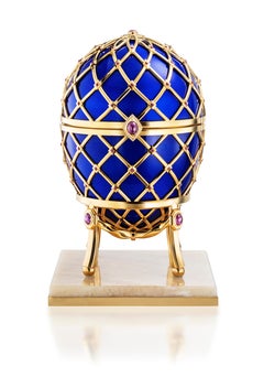 Uovo con orso polare, Vermeil,  Smalto blu, 32 diamanti, 90 rubini, cristallo di rocca