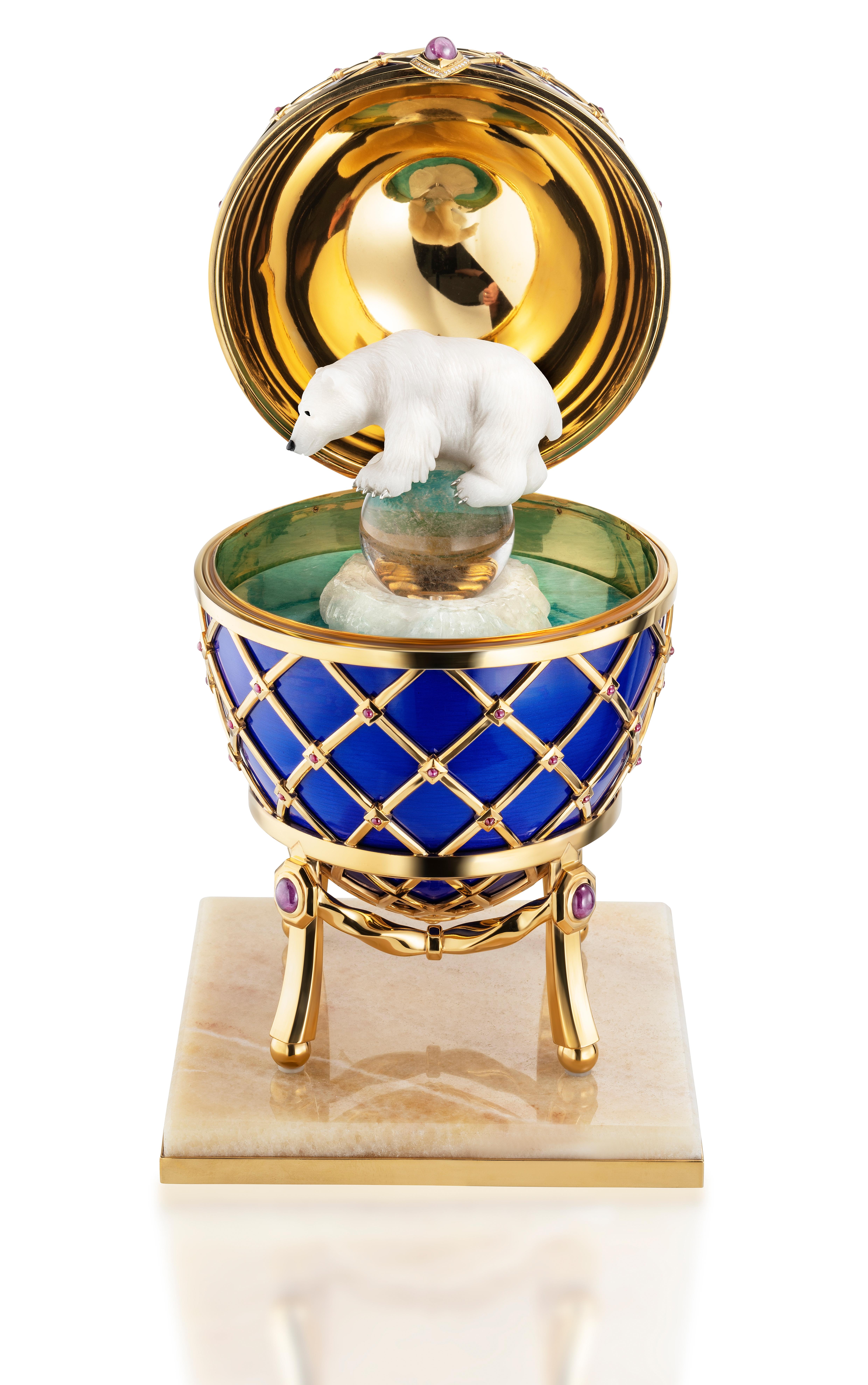 Art déco Egg with Polar Bear, Vermeil  Émail bleu, 32 diamants, 90 rubis, cristal de roche en vente