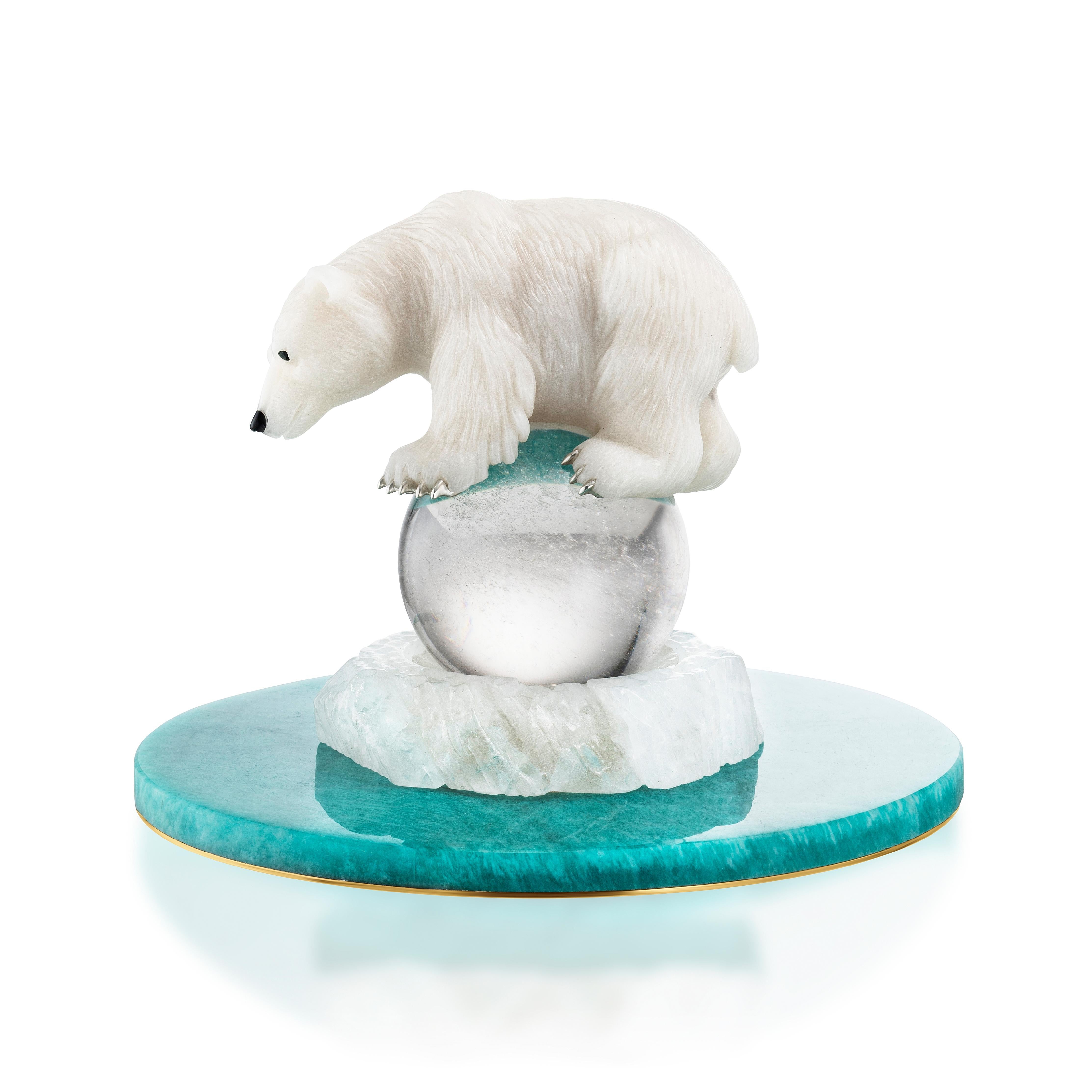 Taille brillant Egg with Polar Bear, Vermeil  Émail bleu, 32 diamants, 90 rubis, cristal de roche en vente