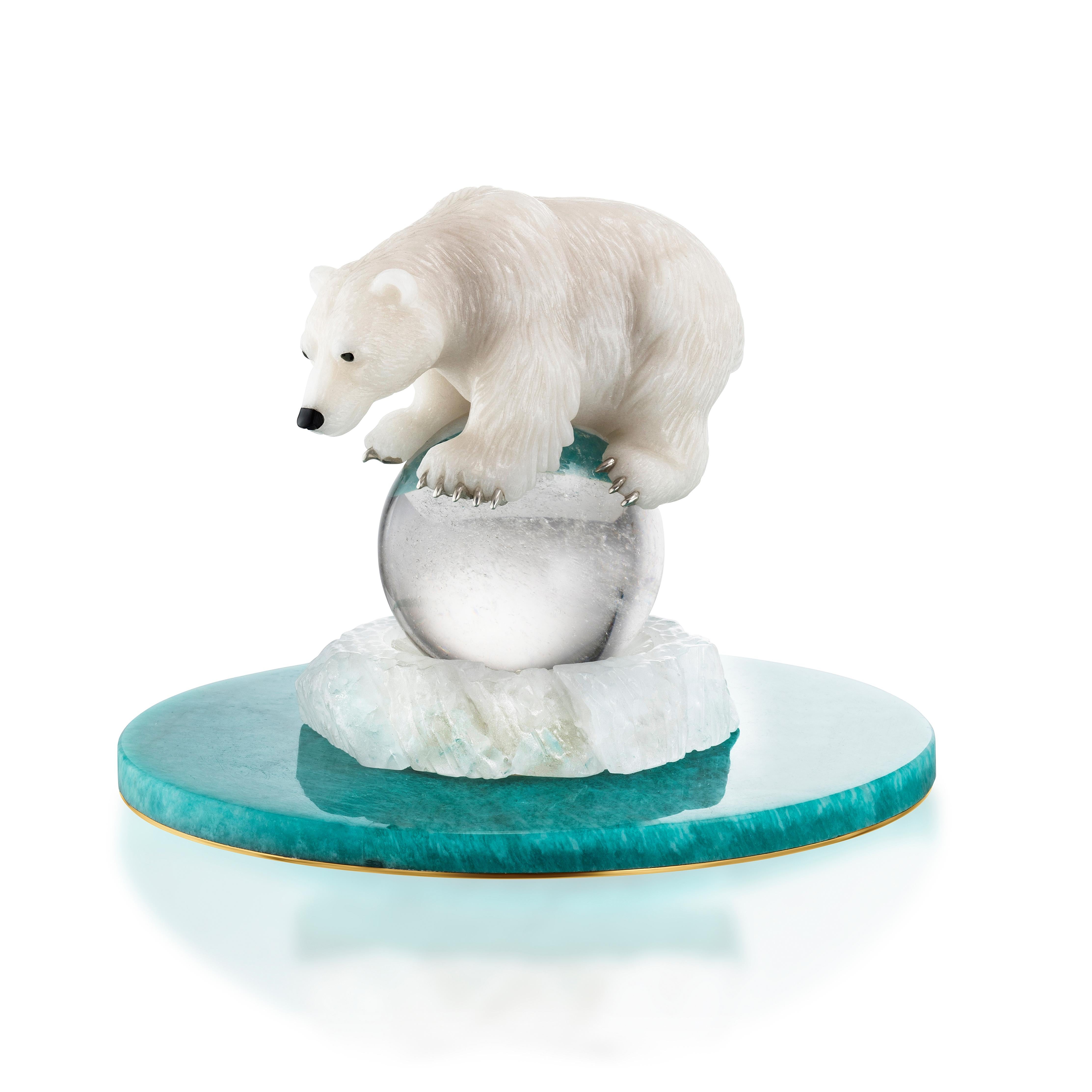 Uovo con orso polare, Vermeil,  Smalto blu, 32 diamanti, 90 rubini, cristallo di rocca In condizioni Nuovo in vendita a Pforzheim, DE