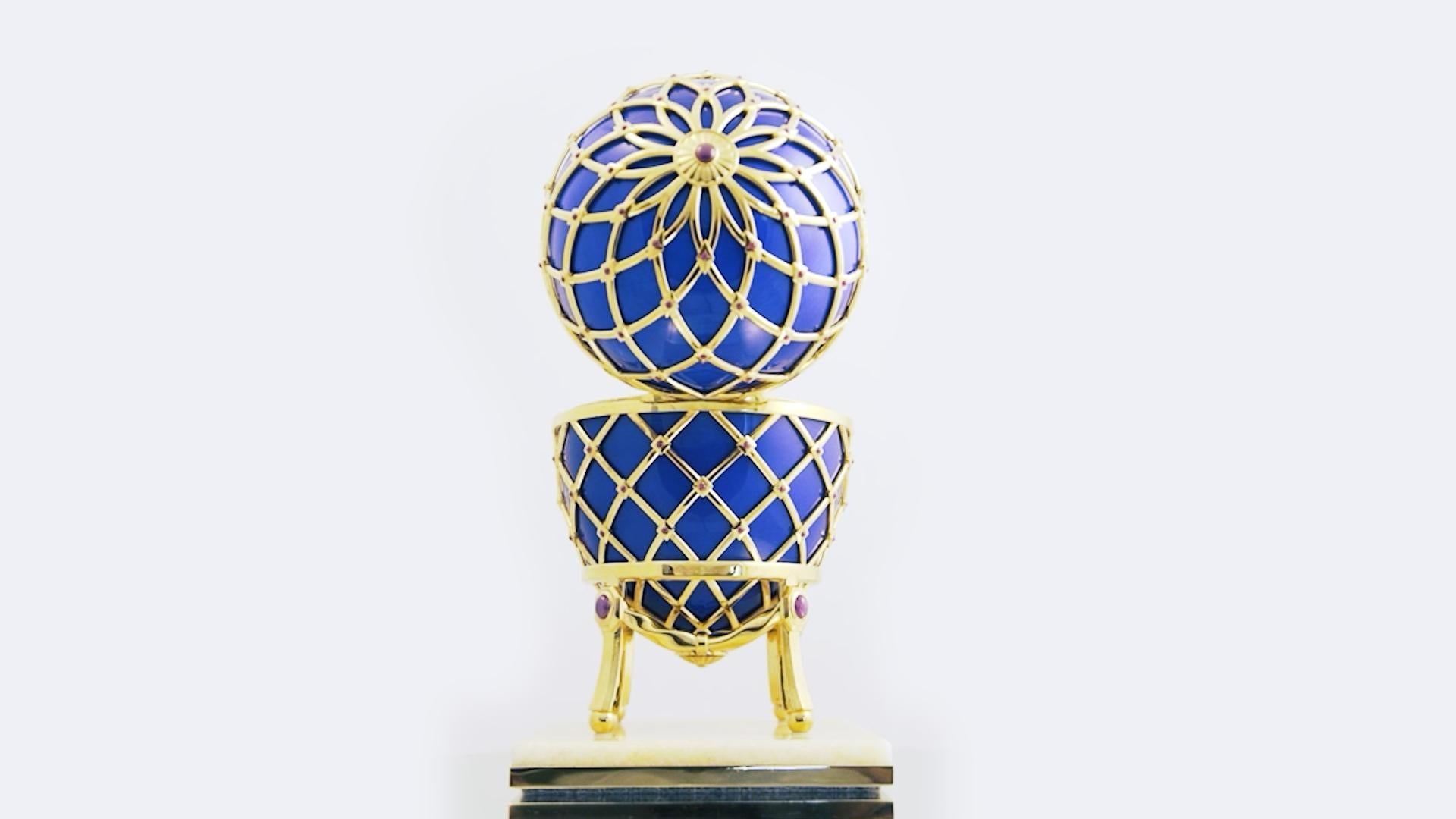 da uomo o donna Uovo con orso polare, Vermeil,  Smalto blu, 32 diamanti, 90 rubini, cristallo di rocca in vendita