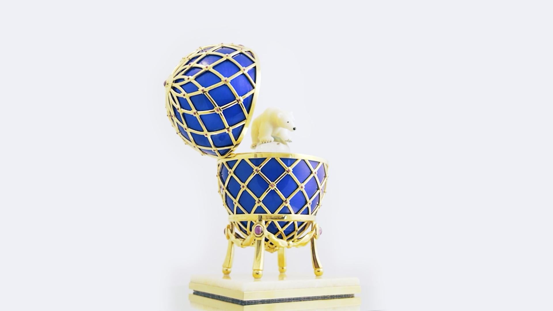 Uovo con orso polare, Vermeil,  Smalto blu, 32 diamanti, 90 rubini, cristallo di rocca in vendita 3