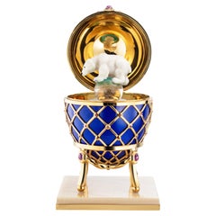 Uovo con orso polare, Vermeil,  Smalto blu, 32 diamanti, 90 rubini, cristallo di rocca