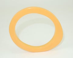 Bracelet jonc ajouré en bakélite Egg Yolk, années 1940