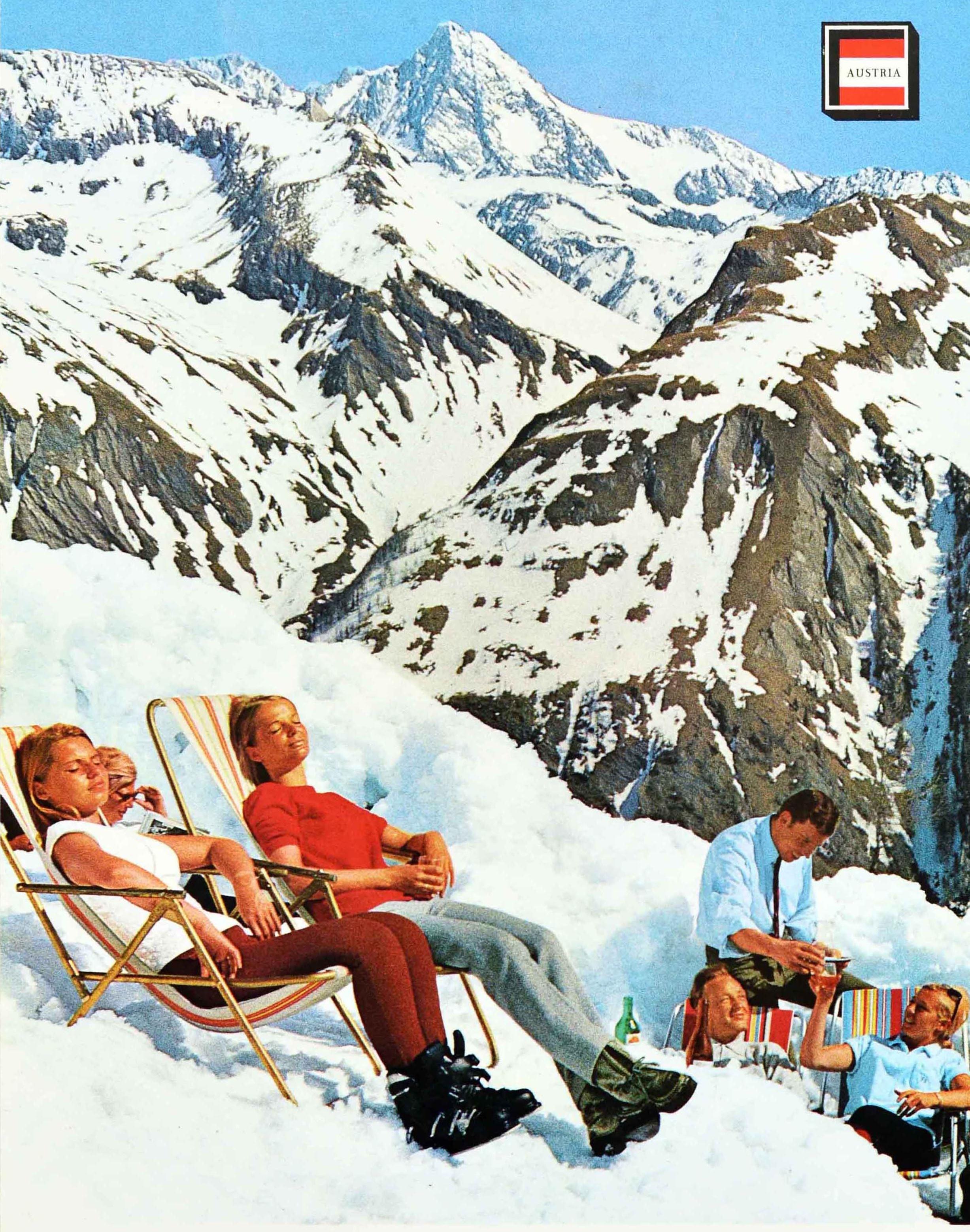 Poster di viaggio vintage originale per l'Austria Osterreich Autriche raffigurante sciatori che si rilassano e prendono il sole su sedie a sdraio nella neve fitta indossando magliette e scarponi da sci con un uomo sorridente che porge una bibita a