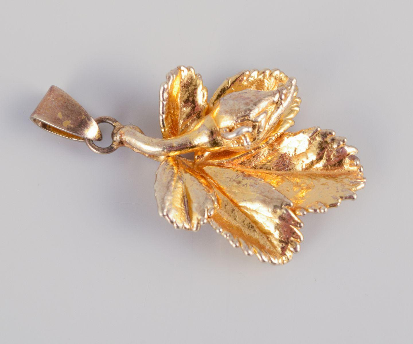 Joyas Flora Danica, producidas por Eggert. 
Dos colgantes florales de plata de ley chapada en oro.
Diseño danés hecho a mano, de alta calidad.
Alrededor de 1980.
Sellado.
En excelente estado, con pequeños signos de uso.
Dimensiones: Mayor An 25,0