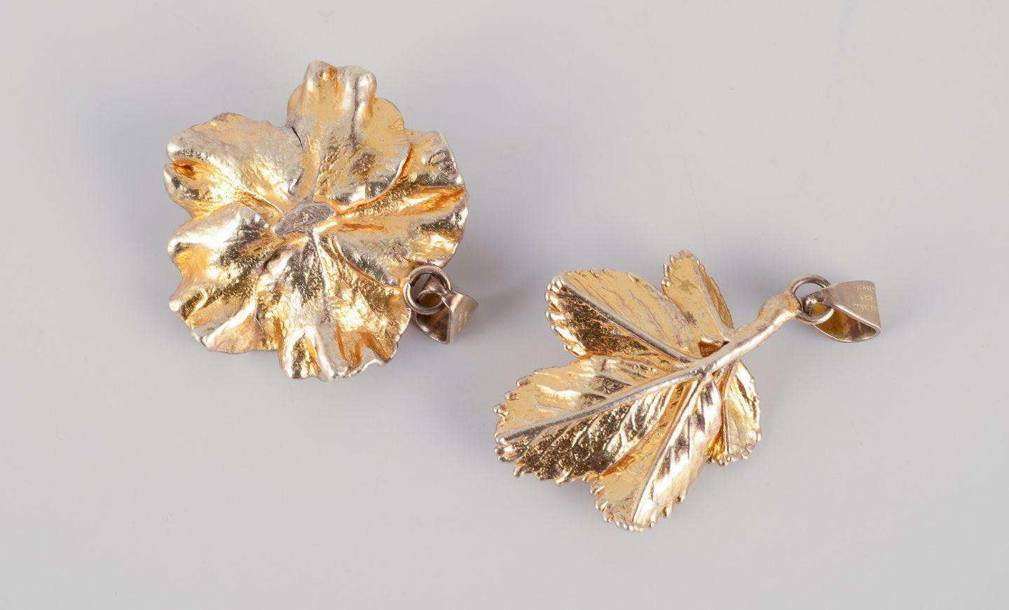 De las mujeres Eggert, Flora Danica Joyería. Dos colgantes de flores. Ca. 1980s en venta