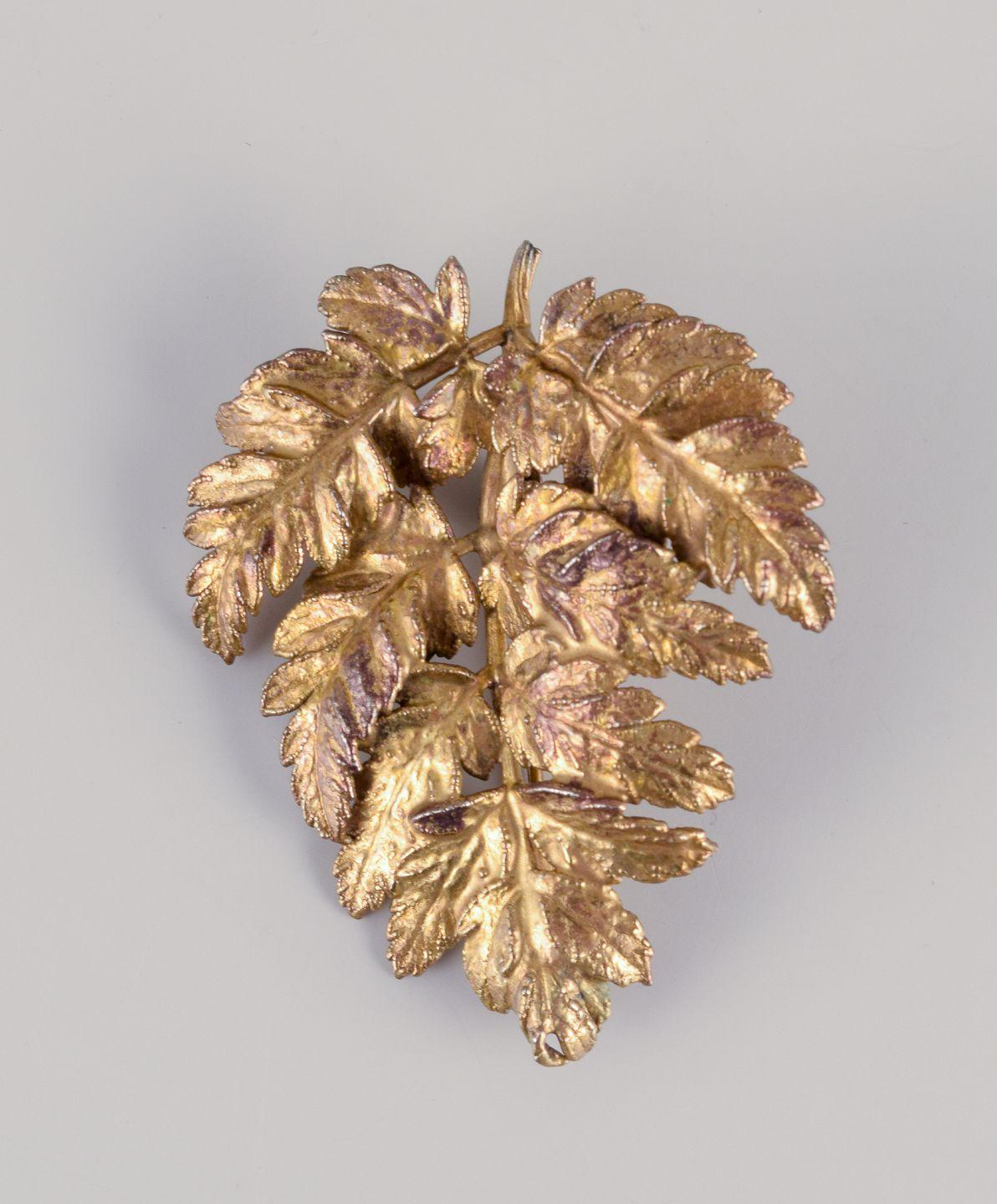 Flora Danica Jewellery, produced by Eggert. 
Two leaf-shaped brooches gilded in sterling silver.
Handmade Danish design, high quality.
Circa 1980s.
Stamped.
In excellent condition with minor signs of wear.
Dimensions: Largest L 45 mm. x D 38 mm.