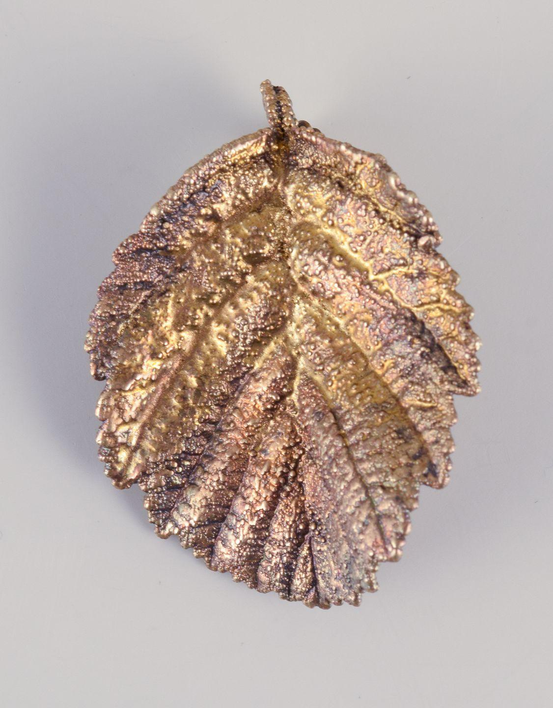 Eggert, Flora Danica Jewellery. Two leaf-shaped brooches. Ca. 1980s In Excellent Condition For Sale In bronshoj, DK