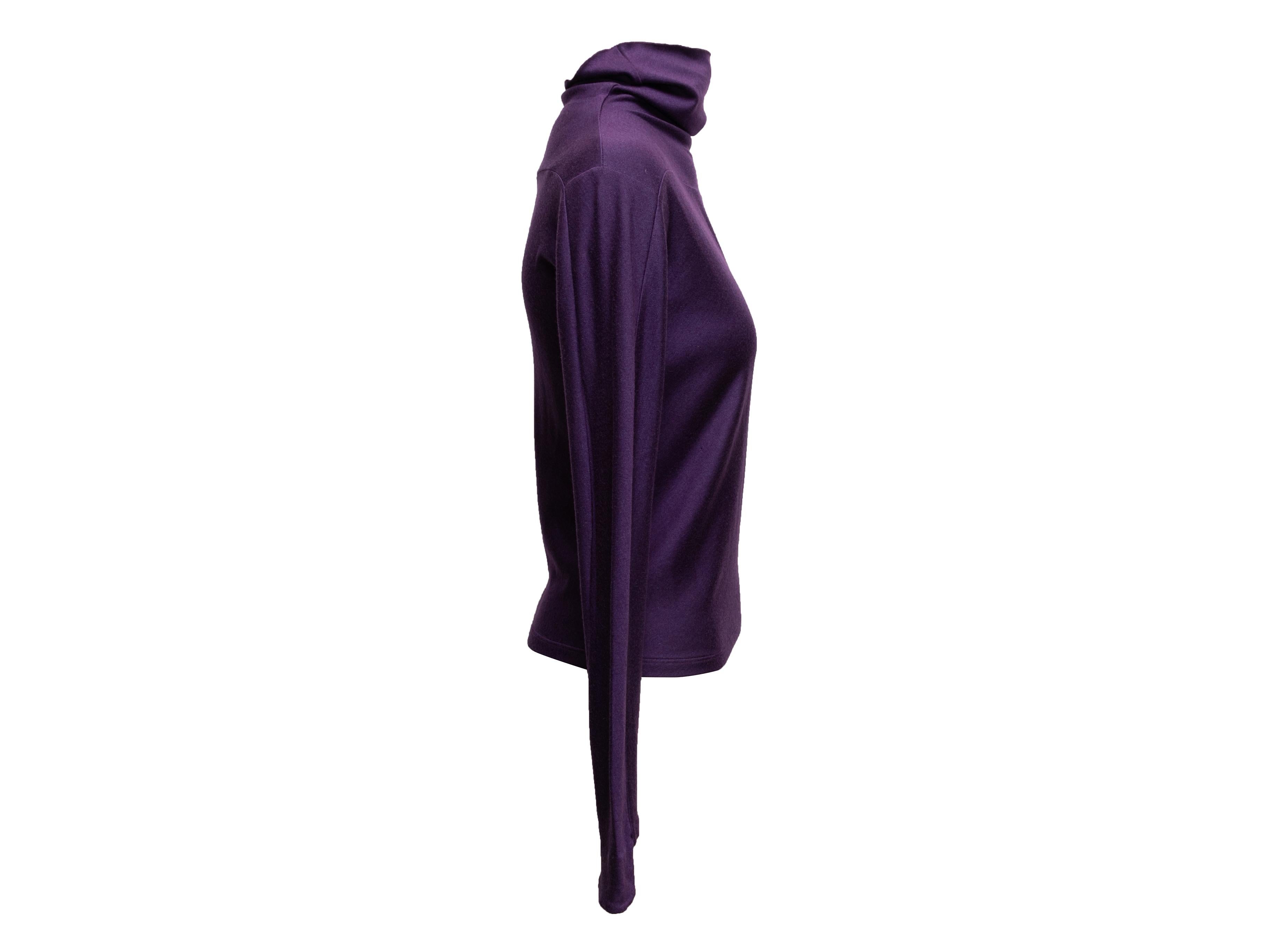 Top à col roulé en cachemire et soie aubergine, Fendi. Manches longues. Buste de 30