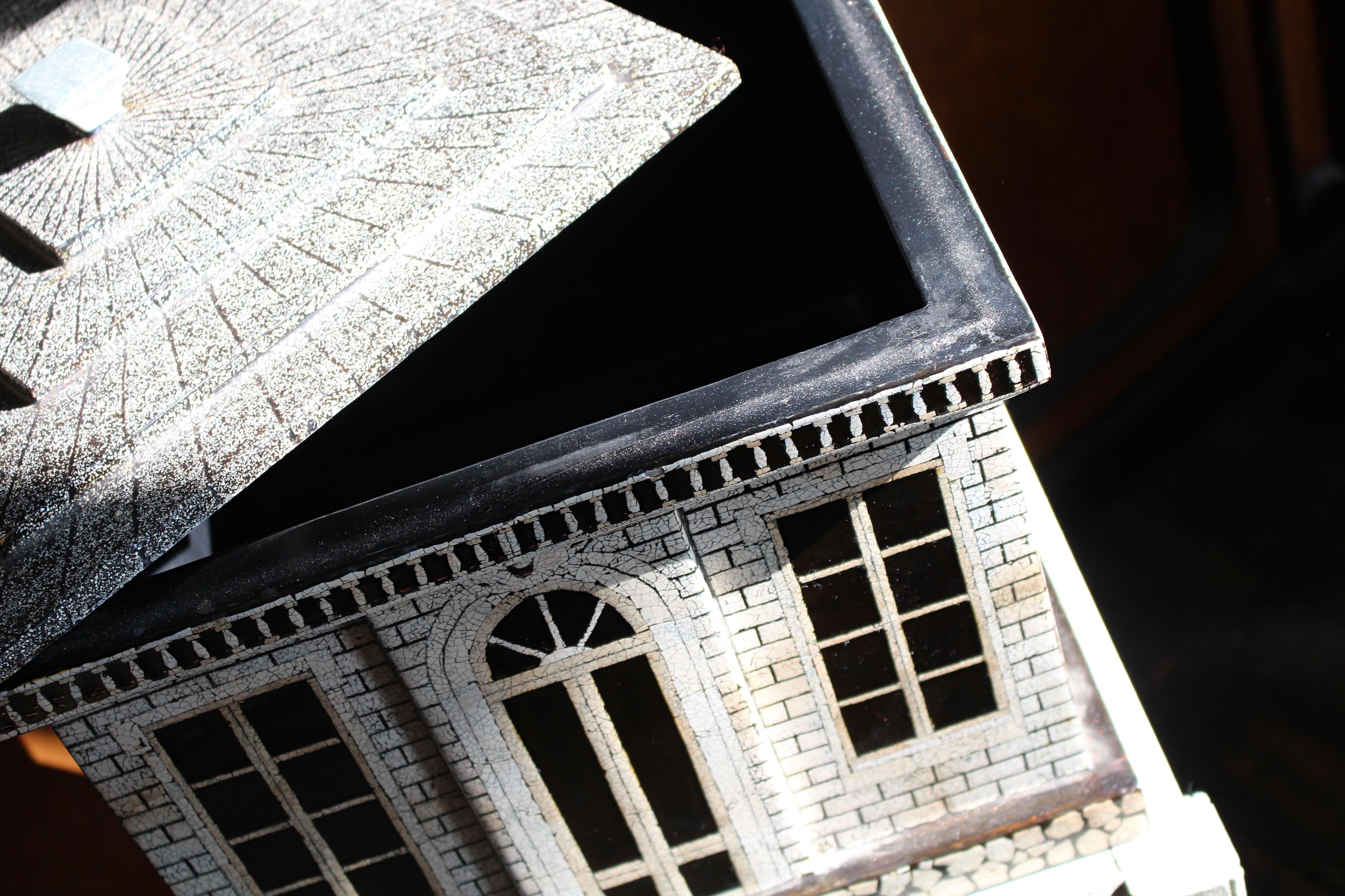 Lackierte Eierschalenschachtel und Deckel in Form eines Hauses des Künstlers Thierry Voeltzel im Angebot 1