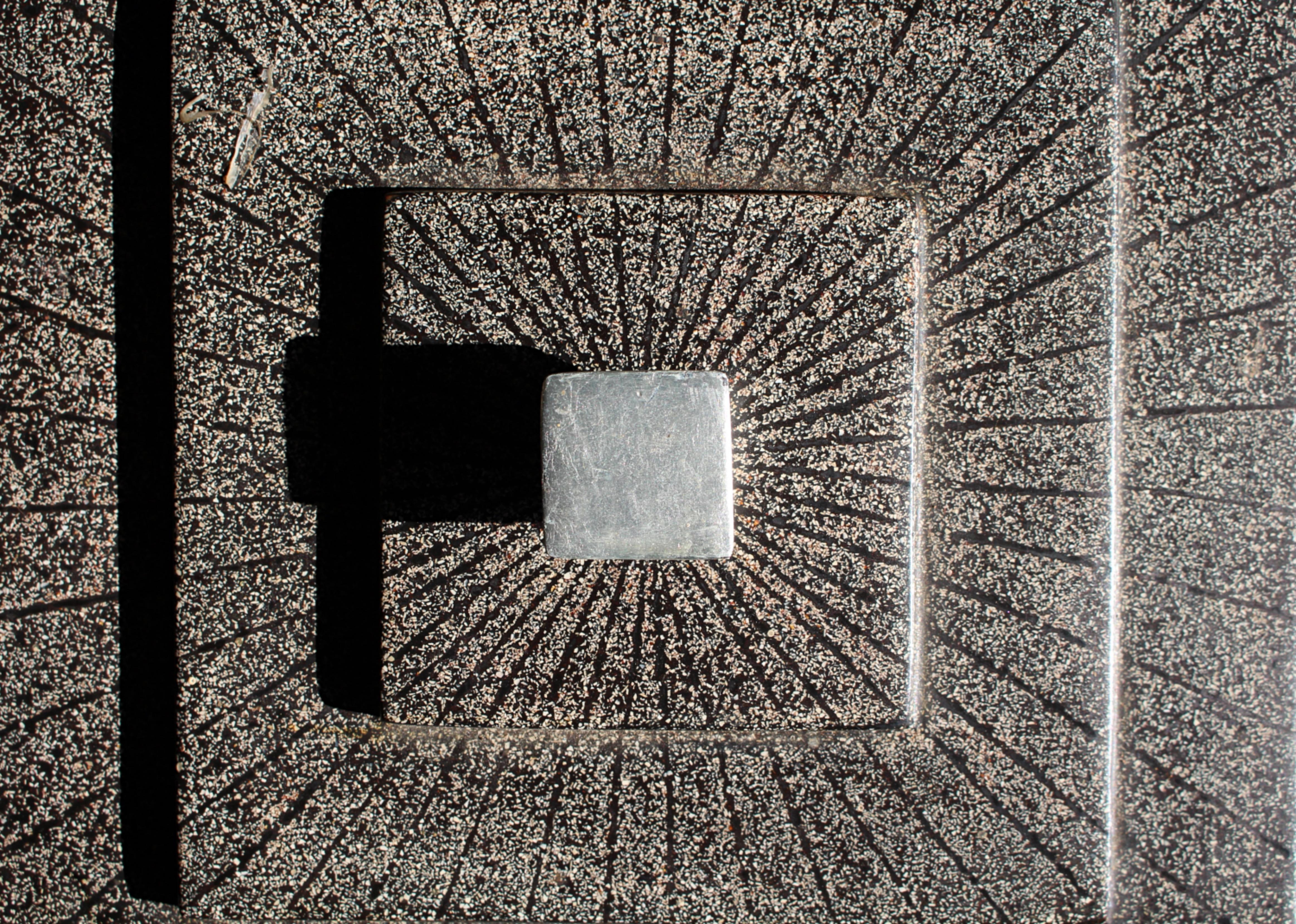 Lackierte Eierschalenschachtel und Deckel in Form eines Hauses des Künstlers Thierry Voeltzel im Angebot 2