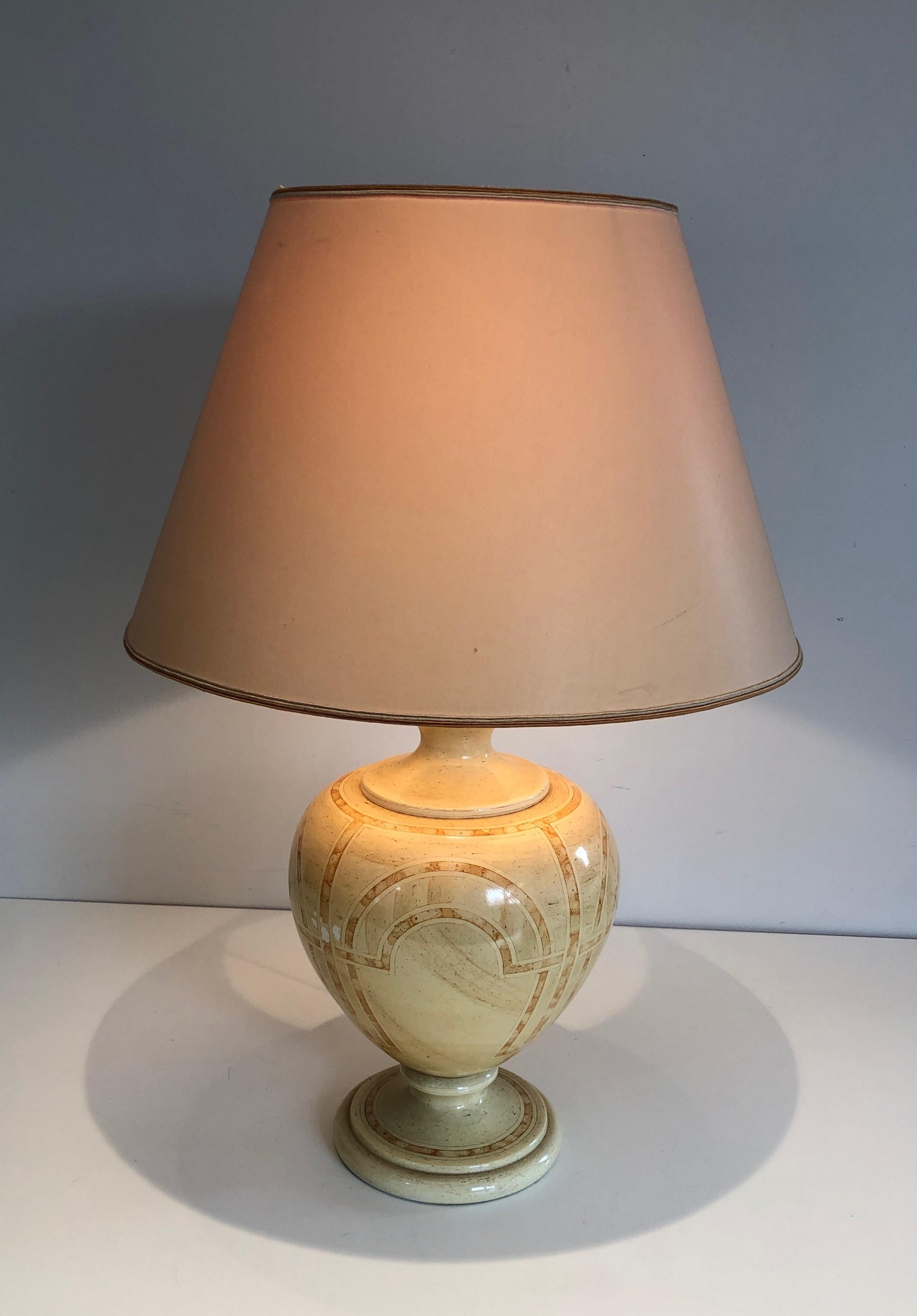 Eggshell Lacquered Table Lamp with Interlacing Decors, French Work, circa 1970 For Sale 5