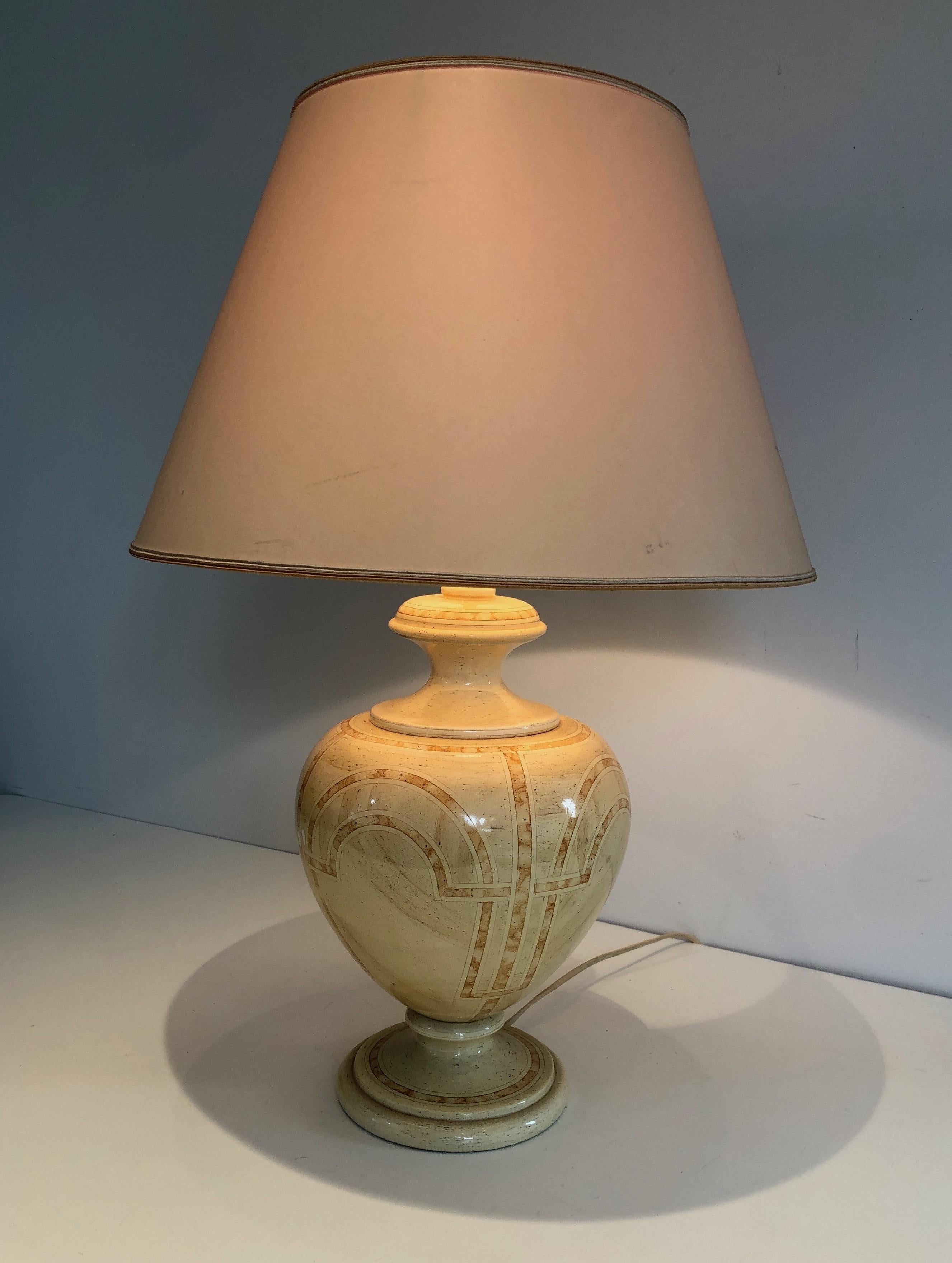 Eggshell Lacquered Table Lamp with Interlacing Decors, French Work, circa 1970 For Sale 6