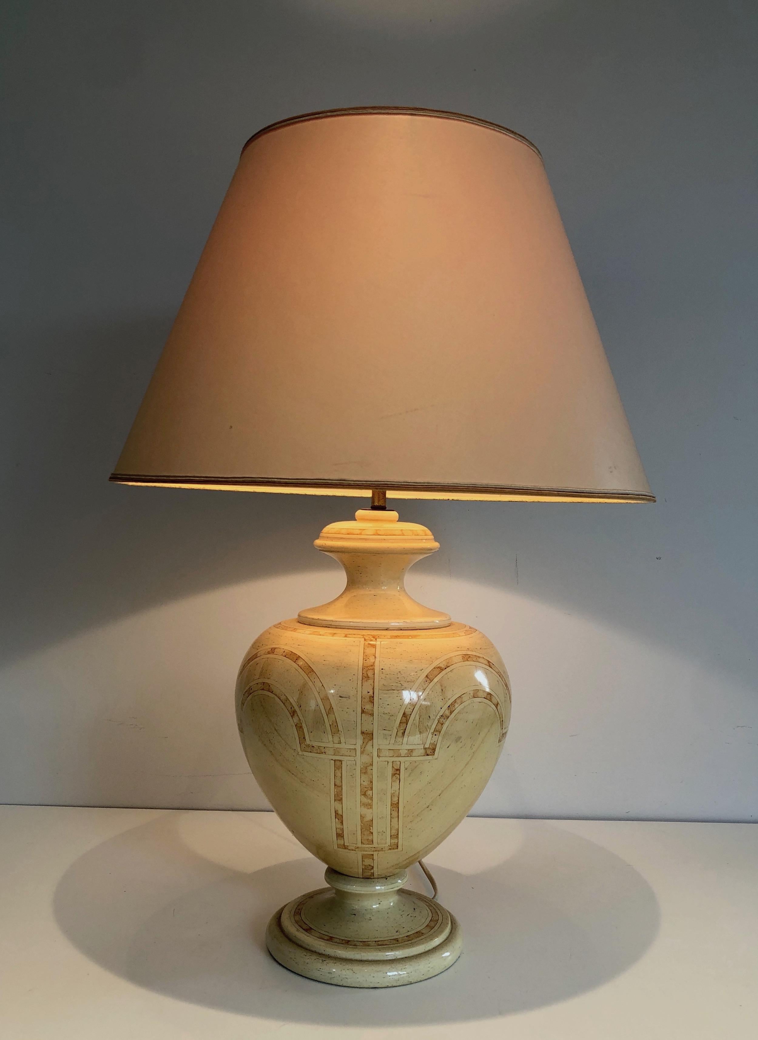 Eggshell lacquered table lamp with Interlacing. French work. Circa 1970.