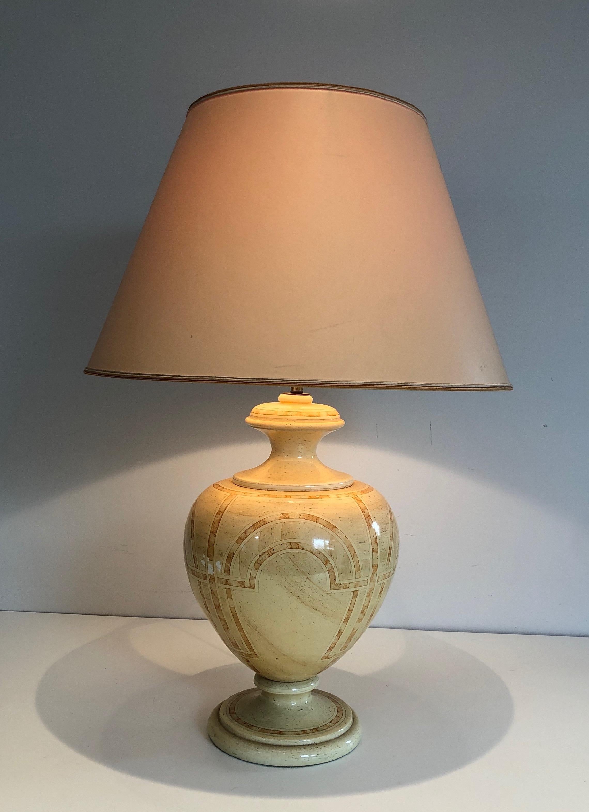 Neoclassical Eggshell Lacquered Table Lamp with Interlacing Decors, French Work, circa 1970 For Sale