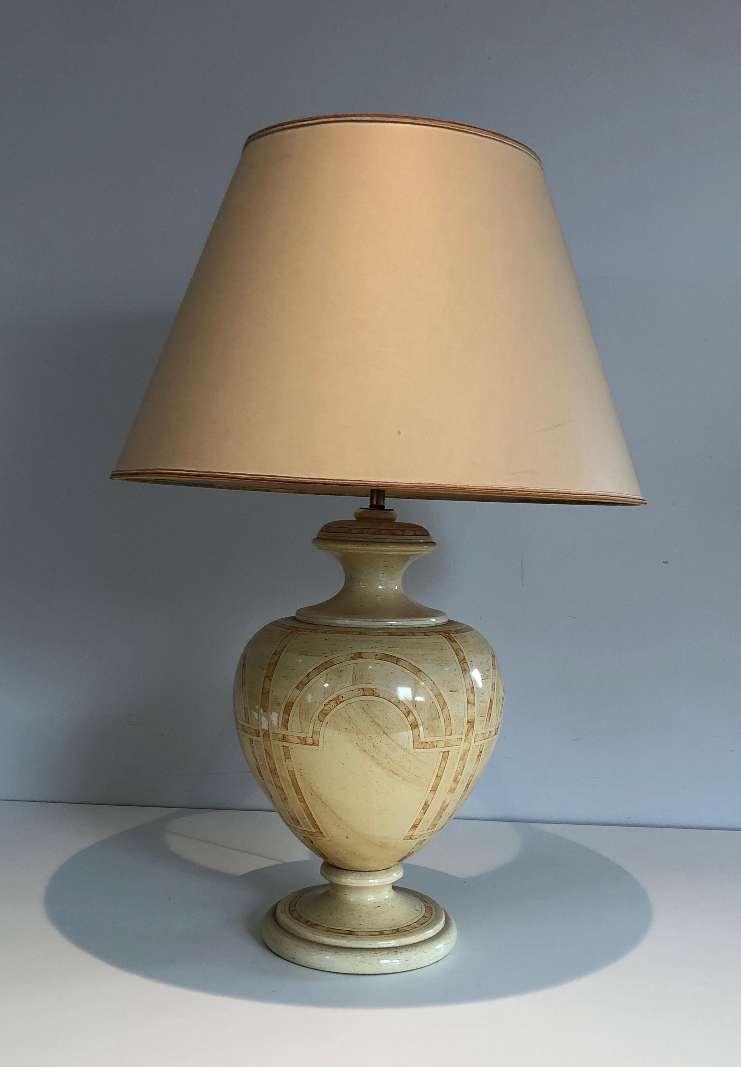 Eggshell Lacquered Table Lamp with Interlacing Decors, French Work, circa 1970 In Good Condition For Sale In Marcq-en-Barœul, Hauts-de-France