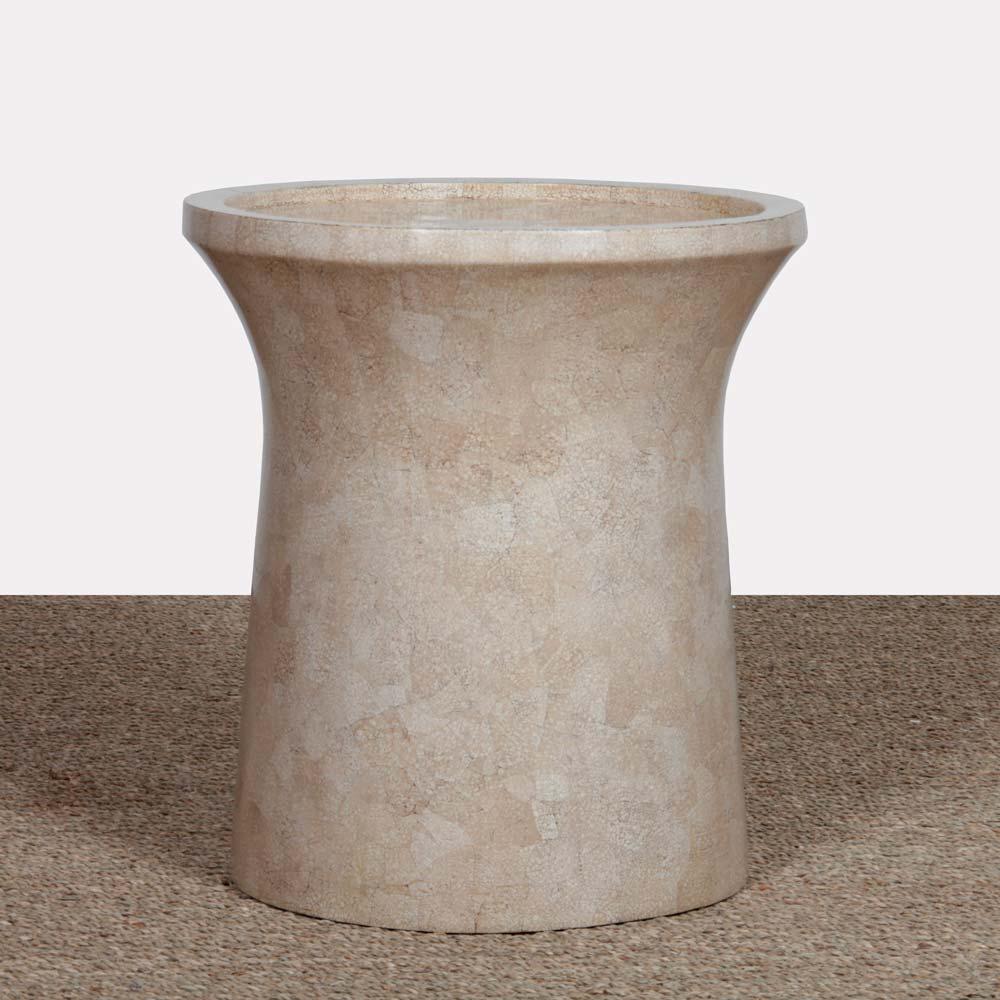 Eggshell side table, late 20th century work en Bueno estado para la venta en MONTESSON, FR
