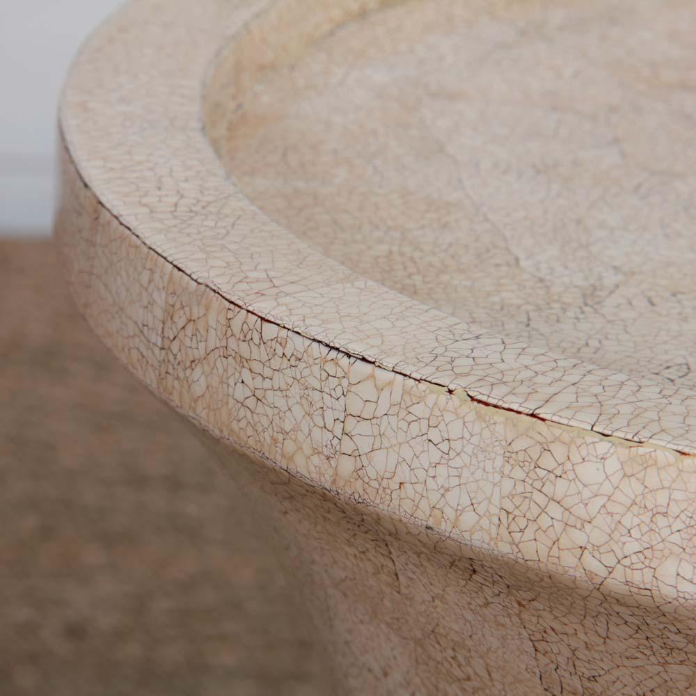 Eggshell side table, late 20th century work Cáscara de huevo en venta