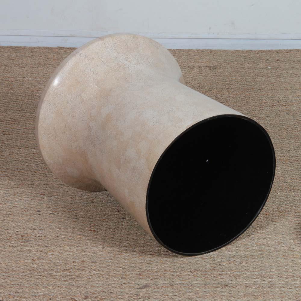 Eggshell side table, late 20th century work en venta 1